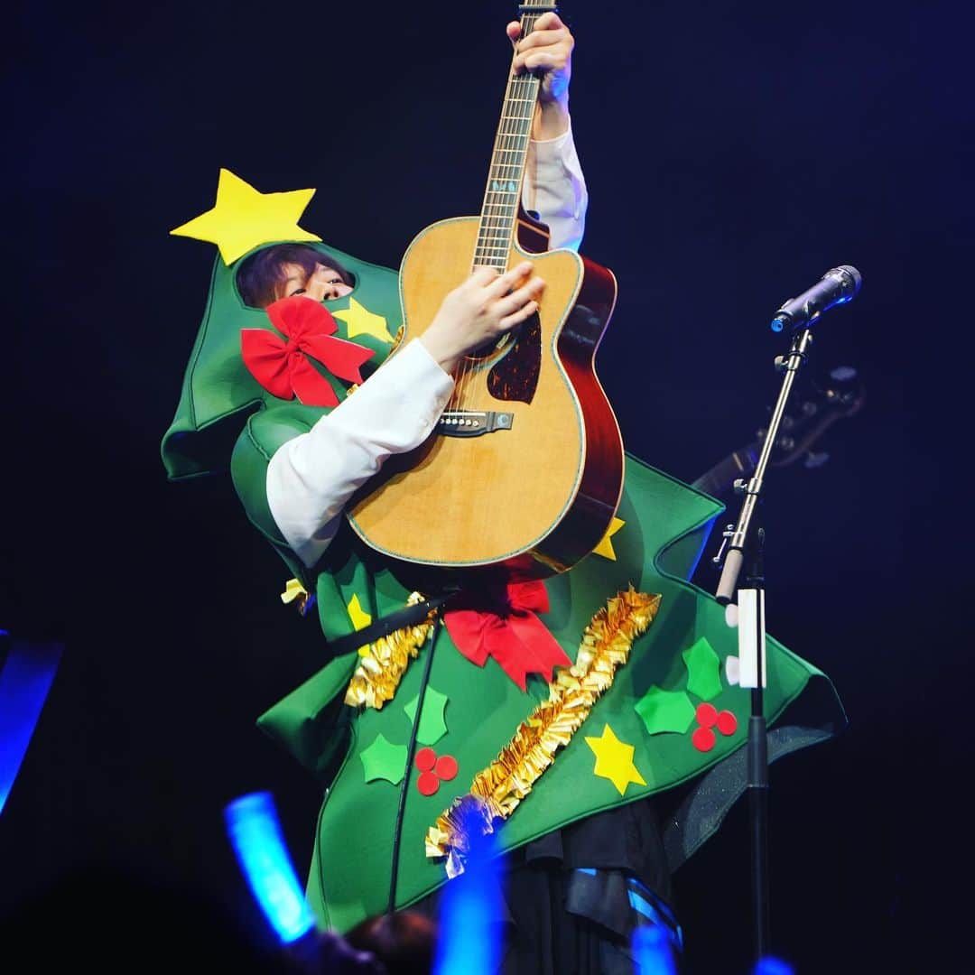 三浦祐太朗のインスタグラム：「よくこれ着てギター持てたなぁ🎄昨年末のFC限定ライブ。#三浦祐太朗 #おうちごはん #カフェめぐり #カメラ女子」