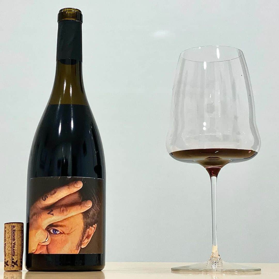 エンリケ・ソラ・クレメンテのインスタグラム：「Dos dedos de frente 2017 de El Escocés Volante. 4600 botellas elaboradas de 98% Syrah y 2% Viognier de dos parcelas de apenas 1 hectárea cada una en la Finca del Val, plantadas a 950 metros sobre suelos de cantos rodados. El 50% fermenta en barricas grandes abiertas, y a mitad de camino, durante la fermentación del Syrah, se agregaron los hollejos de la Viognier. Crianza de 12 meses en barricas de 650 L de roble francés de grano fino y en un huevo de Flexitank de 900 L. Intenso, sedoso, goloso y largo. Degustado en Riedel WineWings Syrah. Norrel Robertson, escocés de nacimiento, llego a España en 2003 con su familia con la intención de estar en un punto intermedio que le permitiese continuar su labor de asesor enológico en diferentes proyectos vitícolas en España y el sur de Francia. Estudió Política y Relaciones Internacionales, se formó en Viticultura y Enología en Nueva Zelanda y recorrió diferentes regiones del mundo como Chianti en Italia, Portugal, Australia, Francia o Chile. En el año 2000 consiguió el título de Master of Wine, y se enamoró de las viñas viejas y la gente de Calatayud.  Posee 25 hectáreas de viñedo, la mayoría de las garnachas viejas, incluso centenarias, en los pueblos de Villarroya de la Sierra y Cervera de la Cañada. Sigue prácticas sostenibles en viticultura y está en proceso de conseguir la certificación de ecológico. Sus vinos persiguen expresar la identidad del lugar y ha conseguido ya numerosos reconocimientos. Inquieto por naturaleza, su empeño por resaltar el rico patrimonio vinícola español le ha llevado a elaborar también en otras regiones como Rueda, Rías Baixas o Murcia.  ———————————————  #wine #winelover #winetasting #winetime #winery #winestagram #redwine #wineoclock #foodandwine #instawine #winelife #wineporn #whitewine #winenight #champagne #winenot #winetour #sommelier #vin #🍷 #vino #vinho #wein #cheers #vineyard #elescocesvolante #dosdedosdefrente #calatayud #riedel #norrelrobertson」