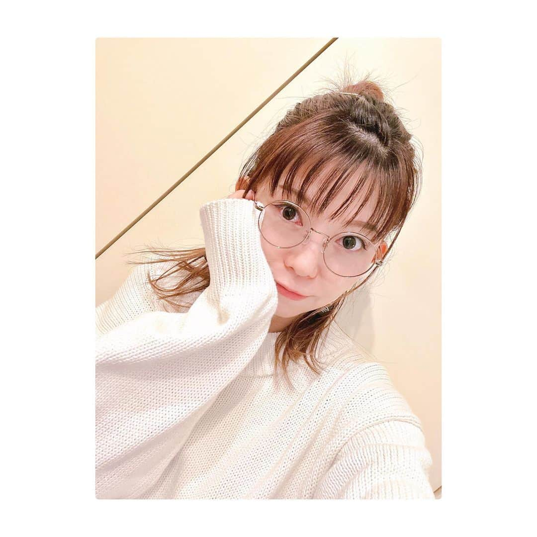 牧野由依のインスタグラム：「めっめっめがねー🤓 今日のデレラジは新しく買った伊達メガネをかけてました！  #jins の#ブルーライトカットレンズ  #丸フレーム かわち♡  久しぶりの#デレラジ  明日から#デレステ で始まる#ミライコンパス のお話もできました🌸 未来へ踏み出す第一歩、別れや出会いについて 改めて真っ直ぐ考えるコミュのお話が とってもみずみずしくて素敵です！ ぜひたくさん遊んでください♪  #imas #アイドルマスターシンデレラガールズ」