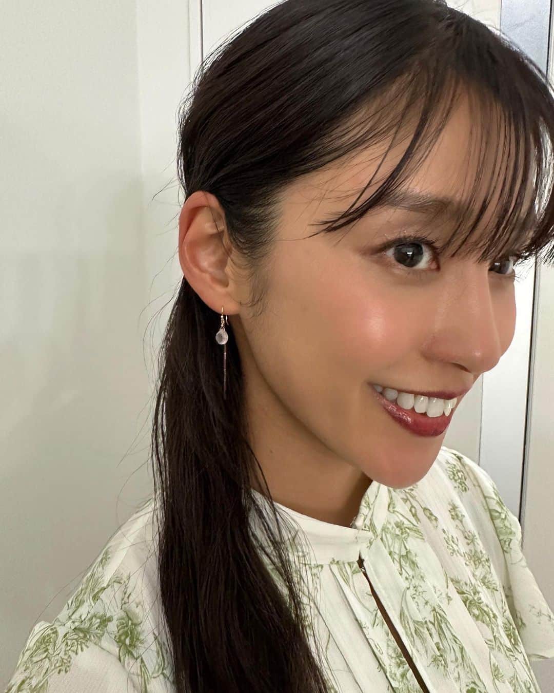 岡副麻希のインスタグラム：「.  今日は春の陽射しが心地よい日だったので 衣装も爽やかなカラーを選びました🌿 👗#frayid 👂🏽#ete」