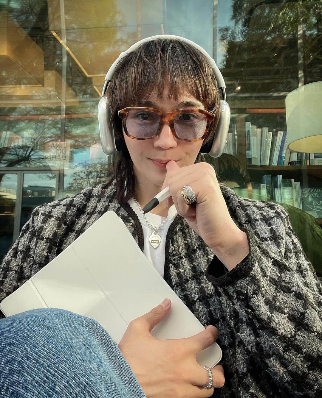 のインスタグラム：「今日は朝お仕事から打合せそして河本シャーンとブランチしてきましたん❤️❤️❤️✨オマーイダイナーでと個展ぶりに河本しゃんに会えてめっちゃたのしかったですううん😂✨✨✨終始ずっと笑ってた！！ 流石すぎます！！そして美味しい甘酒も頂いちゃいましたん！！ありがとございます❤️✨そしてその後色々はるちゃんの脳内を具現化の作業😂✨これがまた楽しんだっ！！こんないい天気☀️✨一生テラスにいたいぐらいきもちいいいいっ☀️✨🌈 さっ明日は最強開運日と宇宙元旦こらばは80年1回次は23後！！ワクワクしますね❤️❤️✨　最高な元旦をおすごしくだたいいいいいい✨✨✨‼️  #insta」