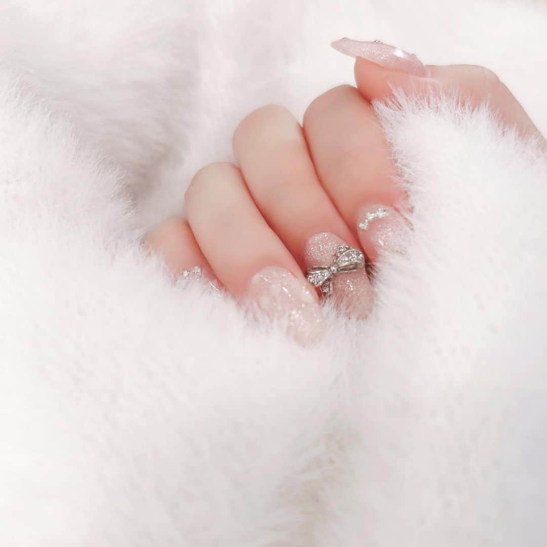 蒼井聖南のインスタグラム：「💅🏻 . . ドタバタなスケジュールが続くのでギャウの気持ちで頑張ろうといつもより派手にしてみました . ────────── #nail #nails #newnails #ネイル #ネイルデザイン #ジェルネイル #ワンホンネイル #ワンホン #リボンネイル #ピンクネイル #網紅美甲」