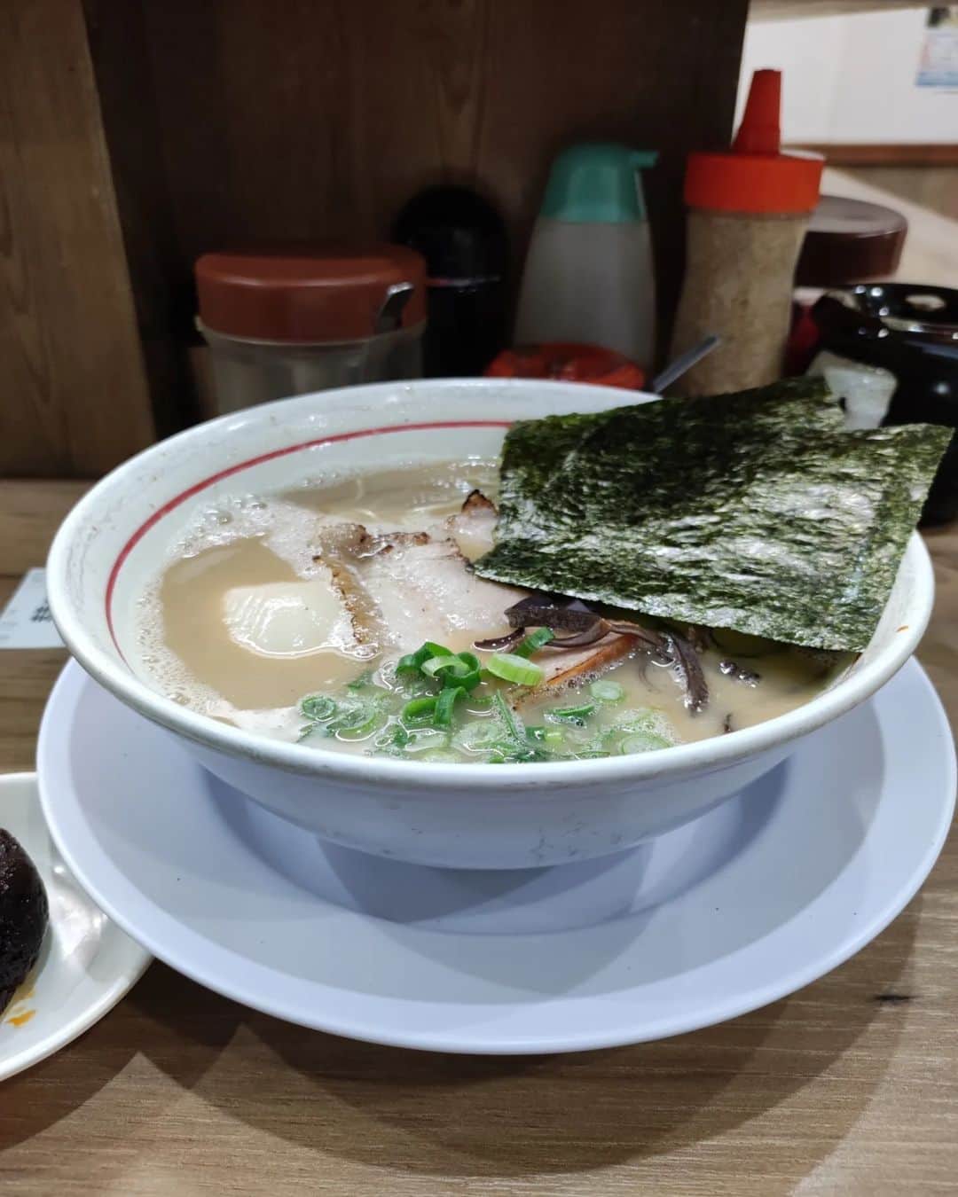 つけMen野郎のインスタグラム：「味玉ラーメン+旨辛みそ+替玉 麺場 絆 1048 戸塚のとんこつラーメン1048(としや)たまがった出身とのこと(たまがった食べたことない)硬めオーダー。大分とんこつだそうで、やや甘みあるとんこつスープはまろやかクリーミー。卓上には辛子高菜、紅生姜があり、やっぱり替玉する。良きとんこつチャージでした！」