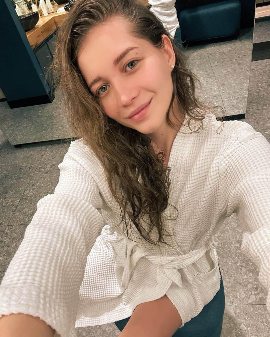 ウリアナ・ドンスコワのインスタグラム：「перезагрузка в @wellcure.float 😍  какое же счастье, что есть такие места, где ты можешь отключиться от происходящих бурных дел и суеты   пришла одним человеком, ушла другим   час флоатинга, полтора часа массажа тела и лица, вкусная еда - можно идти дальше   всё, пошла 👋😁」