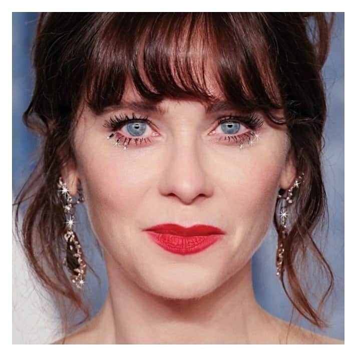 JO BAKERさんのインスタグラム写真 - (JO BAKERInstagram)「Z O O E Y • D E S C H A N E L 🇺🇸 Tear drop sparkles +  true red …modern classic vibes on #zooeydeschanel for #oscars2023 #vanityfairoscarparty …better late than never 👀 Style @ibabdelnasser  Hair @evaniefrausto  Makeup by me #jobakermakeupartist using new tear drop dagger gems @bakeupbeauty (self sticking glamour) dropping spring 2023💥‼️ Paired with one of the best reds of all time  @lisaeldridgemakeup #velvetjazz 💋‼️🙌🏻」3月20日 23時31分 - missjobaker