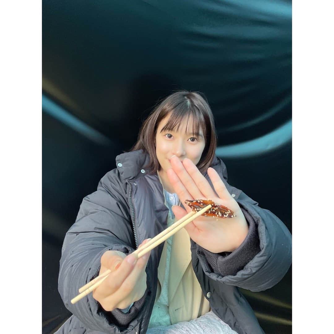 芳根京子さんのインスタグラム写真 - (芳根京子Instagram)「イワシのみりん干しを見せつけています🐟  こちらも現場で焼いて食べました👉😋🤏  #それパク」3月20日 23時34分 - yoshinekyoko