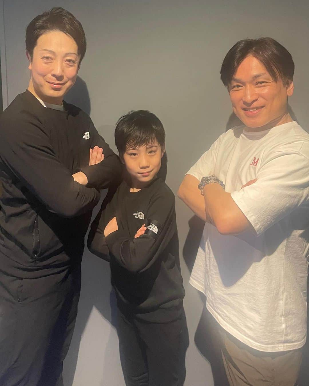 尾上菊之助さんのインスタグラム写真 - (尾上菊之助Instagram)「・ 本日の公演をファイナルファンタジーシリーズの音楽を生み出されている作曲家の植松伸夫先生と、ティーダの声をなさっている森田成一さんがご観劇くださいました。 ⁡ 本物のティーダにご覧いただくのは嬉しく夢のようでした。 ⁡ また、植松先生の作曲なさった「ザナルカンドにて」「素敵だね」のオルゴールが劇場売店でも販売されています。 劇中でも流れますが、聴くだけでジーンとなる素晴らしく大好きな曲です。 ⁡ 写真は右から #森田成一 さん #尾上丑之助  #尾上菊之助 ⁡ #FFX歌舞伎」3月20日 23時34分 - onoekikunosuke