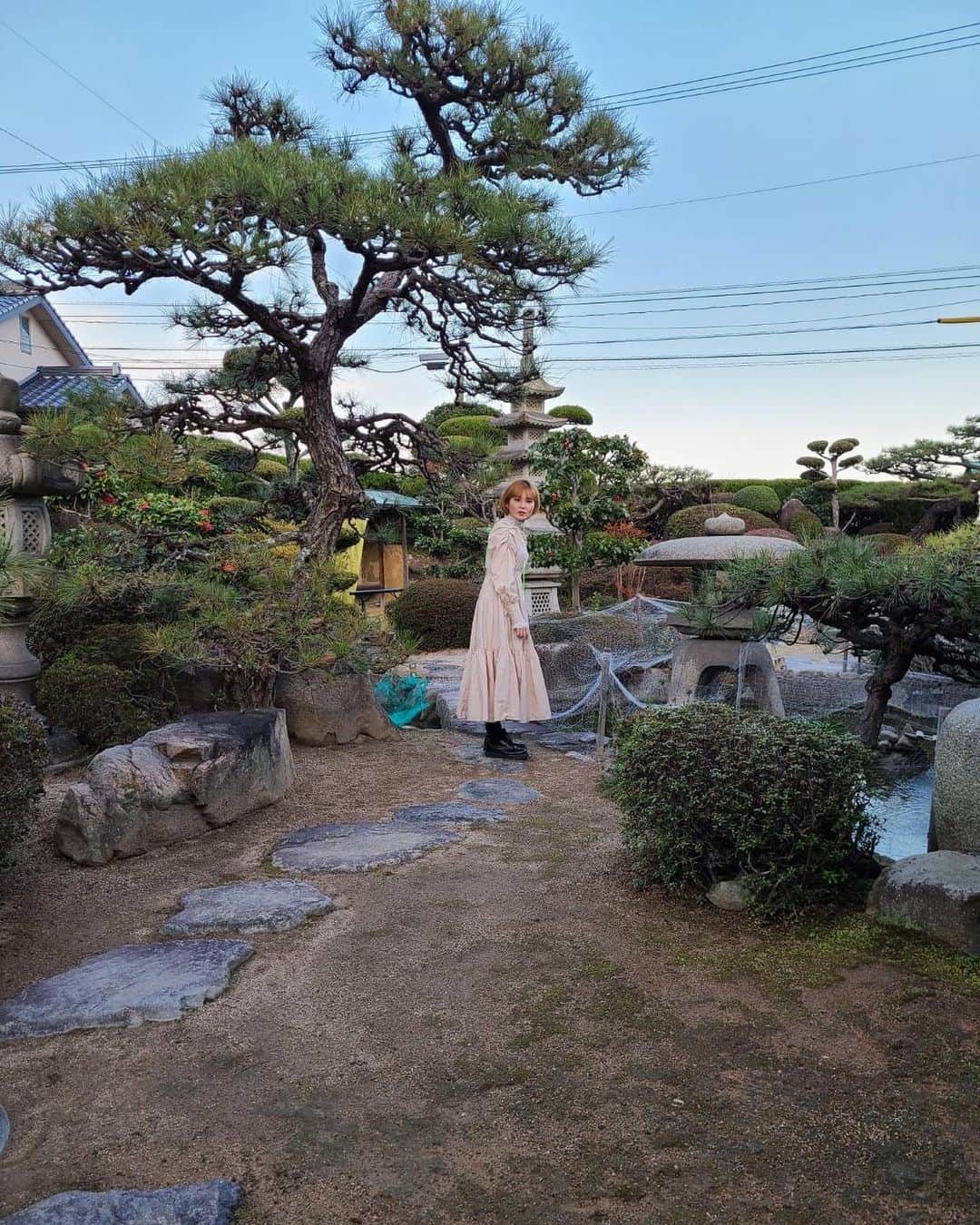 潮みかさんのインスタグラム写真 - (潮みかInstagram)「🍁🌸🌾  広島県三原市にある 古民家お宿 むすびさんに 母と親戚と1泊しました。  素敵なお庭と古民家 オーナーの田中さんは10年来のお友達で 三原には母方の親戚のお墓があって ご縁とタイミングで念願叶って やっと泊まりに来れました。  ひろしさん、奥様、こっちゃん ありがとうございました🥹✨ 写真は奥様が撮って下さいました😍❤️ @sakk0o1o4   ひろしさん凄いなぁ  めちゃくちゃ良い時間を ありがとうございました  #むすびカフェ #古民家カフェ #広島グルメ #三原市 #カフェ #古民家宿 #musubi #japan #hiroshima」3月20日 23時48分 - ushiomika