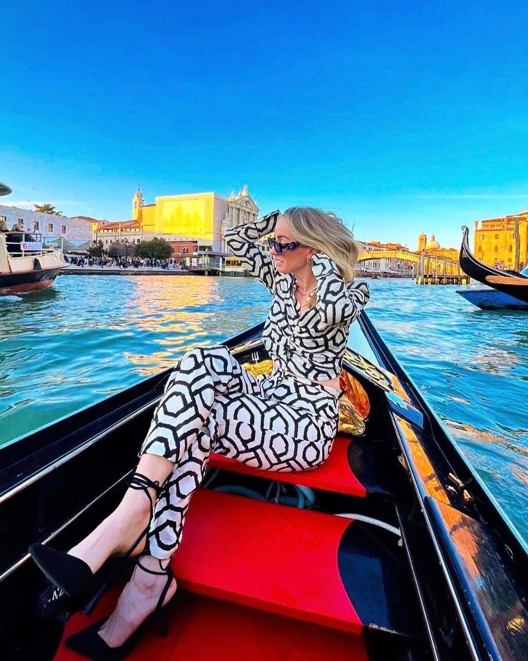 コソヴァレ・アスラニさんのインスタグラム写真 - (コソヴァレ・アスラニInstagram)「Postcard from Venice 🗺️🌅 #dayoff」3月20日 23時46分 - asllani9