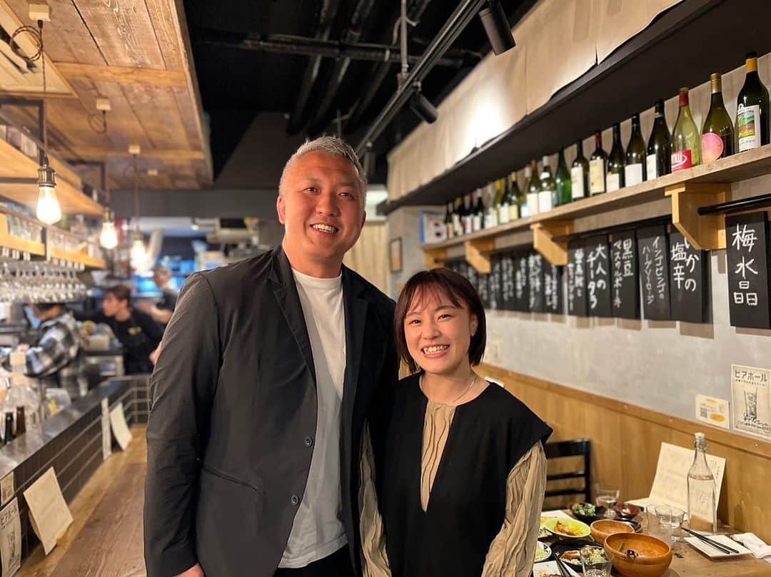 鈴木桂治のインスタグラム：「リオデジャネイロオリンピック・女子レスリング48kg級金メダルの登坂絵莉さんとご一緒させていただきました。 レスリングへの熱い思いと、ママさんとしての思い、様々な考えが伝わってきた。 まだまだここからやってやるっしょ！ 出来ないことなんてないっしょ！ マネジメントの司さんは早稲田大学院の同期。同期最高。 司さんは水谷隼くんのマネジメントも務めてて、飛ぶ鳥を落とす勢い！  やるなぁ！  負けてられないなぁ😊 素晴らしい時間でした。 #経堂　#今日どう？　#登坂絵莉　#佐藤司　#早稲田大学院12期　#意見交換会　#ワイン3本　#やってやるっしょ」