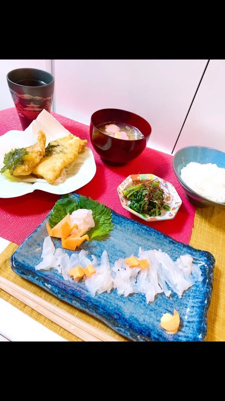 利水翔のインスタグラム：「日刊スポーツさんの取材で釣ったヒラメは🐟 こうなりました🧸❤️ ○大葉巻きヒラメフライ ○お吸い物 ○お浸し ○えんがわとヒラメのお刺身  #ヒラメ #平目釣り #泳がせ #hirame #モデル #釣り #釣りガール #外房 #千葉 #力漁丸 さん #日刊スポーツ #fishinglife  #fishing #fish #つばさずキッチン #おうちごはん #ヒラメ」