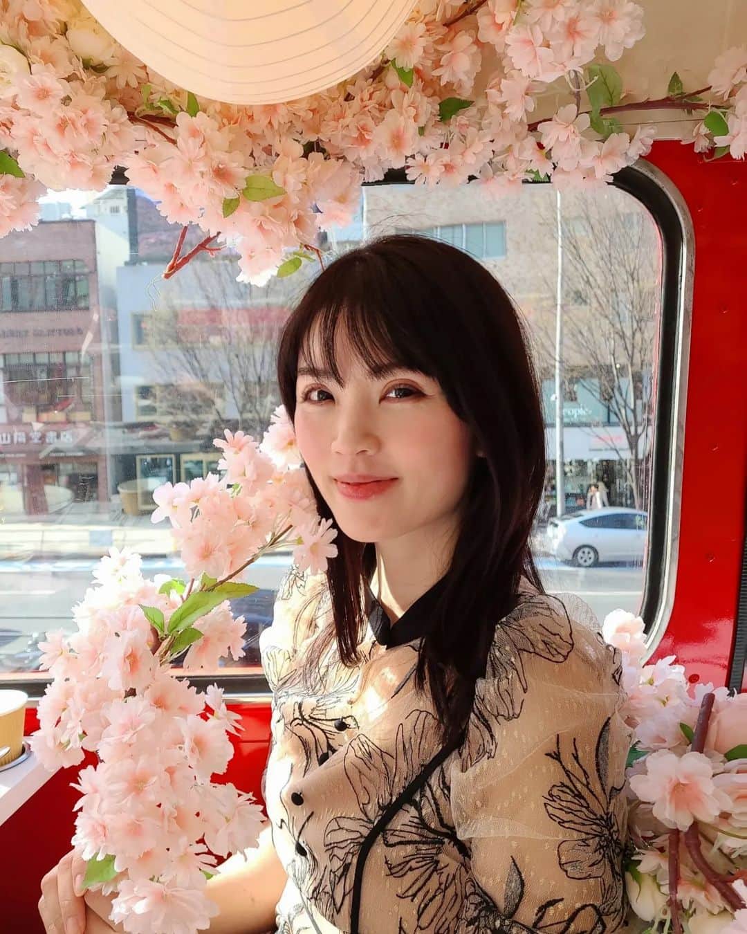 三宅裕子のインスタグラム：「⁡桜満開になりつつあるね🌸⁡ ⁡⁡歩いてるだけで幸せ♡ ⁡⁡⁡ ⁡🎁情報あり👇🏻⁡⁡ ⁡ pic⁡はこの前の #アフタヌーンティーバスツアー に着た時の⁡ ⁡ドレスワンピース♡⁡ ⁡可愛い⁡とお問い合わせを⁡ ⁡いただきました🥰⁡ ⁡@leja__official ⁡ ⁡ #レジャ ⁡の👗です。 繊細な⁡総レースで本当可愛いの❣️ ⁡どこに着ていっても褒められるよ♡ ⁡⁡ ⁡.*･ﾟ　.ﾟ･*. 配色パイピングプチハイネック花柄刺繍ラメレースロング丈ドレスワンピース ⁡商品番号: LJES322266-BEIGE-S⁡ ⁡⁡.*･ﾟ　.ﾟ･*.⁡ ⁡⁡⁡ ⁡レジャでは 🌸スプリングキャンペーンを⁡ ⁡開催中！！🎁⁡⁡ ※⁡3/23 まで ⁡@leja__official ⁡ 詳細は👆🏻⁡ ⁡⁡是非チェックしてみてね♡⁡ ⁡素敵なドレスがあたるかも?!⁡ ⁡⁡⁡ ⁡𓂃❁⃘𓈒𓏸 ⁡ #leja⁡ ⁡ #ドレスワンピース⁡ ⁡ #総レース⁡ ⁡ #総レースドレス⁡ ⁡ #総レースワンピース⁡ ⁡ #冠婚葬祭⁡ ⁡ #お呼ばれワンピ⁡ ⁡ #コンサバ⁡ ⁡ #おすすめブランド⁡ ⁡ #2023sscollection⁡ ⁡ #スプリングキャンペーン⁡ ⁡ #ワンピ #きょこ⁡ ⁡ #モデル」