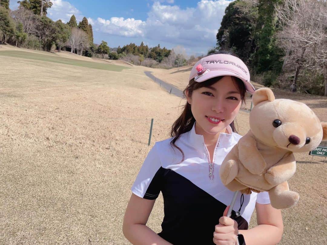 熊林保奈美のインスタグラム：「* . この前のGOLF FAIRで連れて帰って来た くまとラウンド⛳️🧸  半袖でまわれるくらい 天気良くて暖かくて めっちゃ眩しかった😂✨ . . * #テーラーメイドアパレル #ツアーテーラーメイド #ゴルフ女子 #ゴルフ女子コーデ #モデル #イベントコンパニオン #熊林保奈美 #道産子 #Japanesegirl #instalike #맞팔  #me #followme」