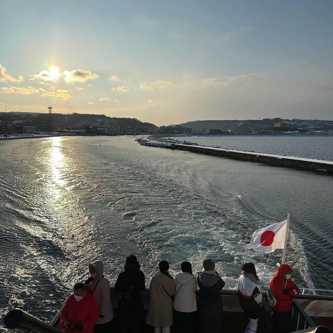 宇田恵菜さんのインスタグラム写真 - (宇田恵菜Instagram)「Abashiri trip オーロラ船 知床まで行かなくても、網走でも流氷を楽しめる!  それが、流氷船のオーロラです！  毎年2月から数ヶ月のみ 北遠い遠いところから流れついてきた流氷を船でかきわけて進んでいけて。  クルーズでこの美しき景色をみながら、流氷も楽しめる。最高すぎるのです。  めちゃ寒いけど、外で待ってベスポジで流氷を待つのがポイント！！！ただ寒いけどね!笑 ------------------------------- #casting  #actress #shortfilm #キャスティング  #役者  #filmingcrew #filming #撮影中 #撮影クルー #leadactress #女優 #actresslife #スチール撮影 #黒髪 #blackhair 　#愛媛出身 #不動産女子 #japaneseactress  #網走旅行 #流氷　#網走流氷観光砕氷船おーろら #クルーズ　#流氷クルーズ」3月20日 15時12分 - ena2727