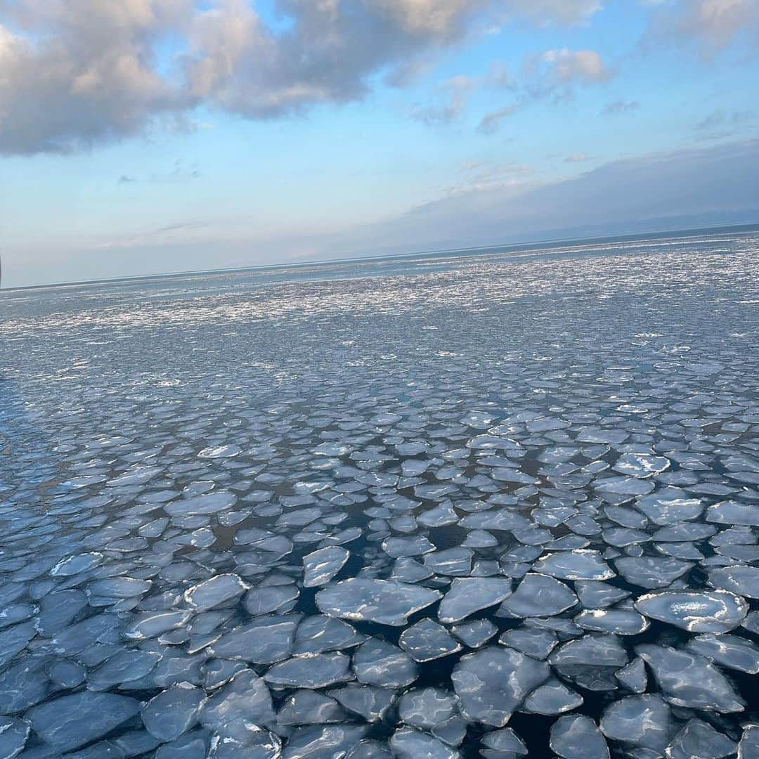 宇田恵菜さんのインスタグラム写真 - (宇田恵菜Instagram)「Abashiri trip オーロラ船 知床まで行かなくても、網走でも流氷を楽しめる!  それが、流氷船のオーロラです！  毎年2月から数ヶ月のみ 北遠い遠いところから流れついてきた流氷を船でかきわけて進んでいけて。  クルーズでこの美しき景色をみながら、流氷も楽しめる。最高すぎるのです。  めちゃ寒いけど、外で待ってベスポジで流氷を待つのがポイント！！！ただ寒いけどね!笑 ------------------------------- #casting  #actress #shortfilm #キャスティング  #役者  #filmingcrew #filming #撮影中 #撮影クルー #leadactress #女優 #actresslife #スチール撮影 #黒髪 #blackhair 　#愛媛出身 #不動産女子 #japaneseactress  #網走旅行 #流氷　#網走流氷観光砕氷船おーろら #クルーズ　#流氷クルーズ」3月20日 15時12分 - ena2727