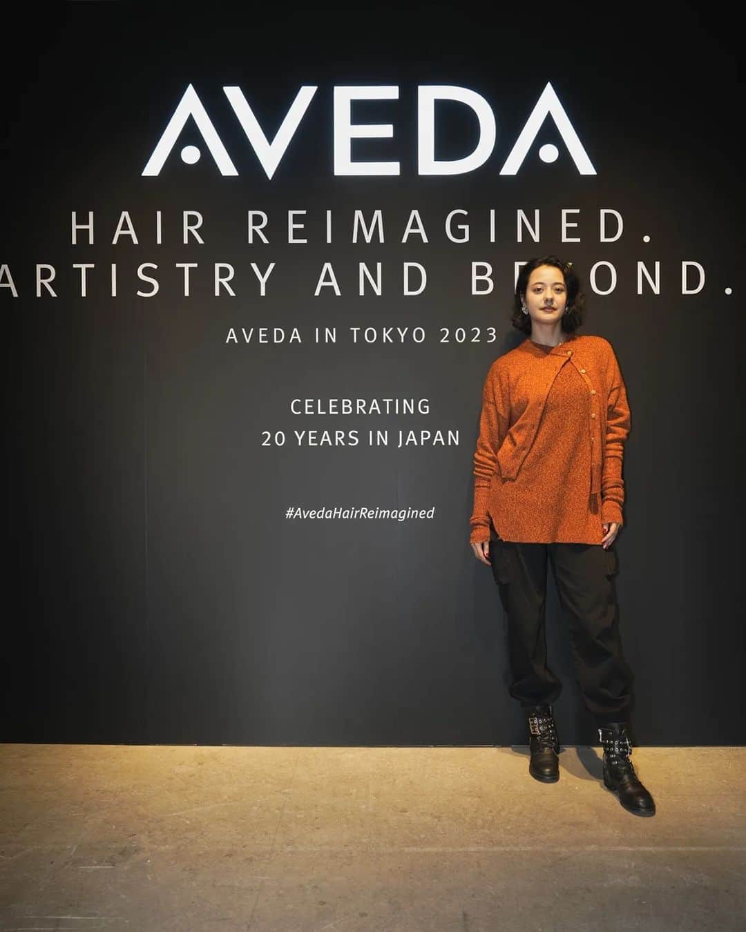浦浜アリサさんのインスタグラム写真 - (浦浜アリサInstagram)「アヴェダと初めて出会ったのはもう10年以上前ですが、 その頃にはすでに100%風力エネルギーを取り入れたり、 パッケージが100%再生PETだったとは🍃♻️  今秋日本上陸20周年を迎える @avedajapan の記念イベントで、 今までの歴史とブランド理念を学んできました🌿 環境に優しいこと、髪・頭皮に良いことはもちろん、 従業員が心身健やかでいられる労働環境を追求していることを知り、 常に時代の何歩も先を進んでたんだと改めてその信念のファンに💘  頭皮チェックしていただいたら、ケアしててもやっぱりまだ乾燥肌。 顔に化粧水をつけるように、#頭皮ケア にも潤いはマストですが、 吸収率の高いパーツだからこそ、動物由来の成分は使わず 動物実験もしない100%ヴィーガンは安心だし、 なにより自然なハーブの香りにいつも抜群に癒やされるので、 安定にアヴェダが好きだ♡と再確認。  ショートヘアにしたからなおさら、毛先の保湿だけでなく 地肌に意識を向けているところだったので、 今年1月に出た #スカルプソリューション が いまは一番合うのでは？とオススメされ。 (こんなに好き好き言ってるのに新作追えてなくてちょい悔しかった笑)  考え事が多くてすぐ固くなり凝りがちな頭皮が、 触ると柔らかく動くので、使い始めて早速効果を実感してます💆🏻‍♀️  明後日22日からは、20周年記念で色んなキットも発売されるそうで、 今年のアニバーサリーイヤーのアヴェダが益々楽しみです✨  今回はPRですが、愛用してる大好きなブランドと こうしてオフィシャルにご縁が持てることは本当に嬉しい💕 髪だけじゃなく心や思考も潤してくれる信頼のチーム🌿 #アヴェダ20周年 おめでとうございます🎊  . #アヴェダヴィーガン #PR」3月20日 15時05分 - alisa_urahama