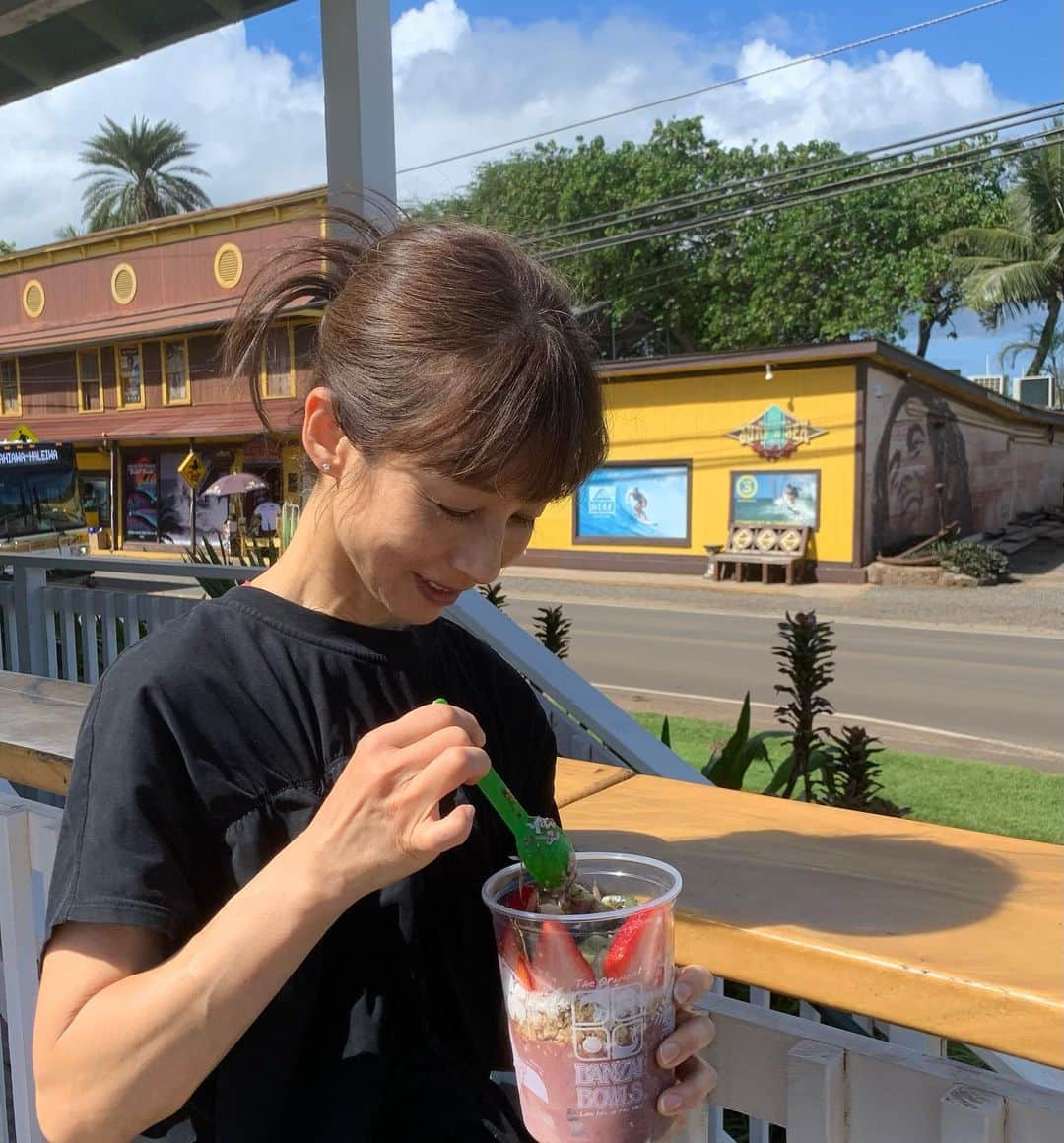 花田美恵子さんのインスタグラム写真 - (花田美恵子Instagram)「アサイボウルは大好きだけど  食べてると 身体が冷た〜くなってくるので お外で食べるとちょうど良い😊  #hawaiilife #northshore #acaibowl #healthy  #ハワイ #ノースショア #アサイボウル #これでスモールサイズ」3月20日 15時08分 - hawaiimieko