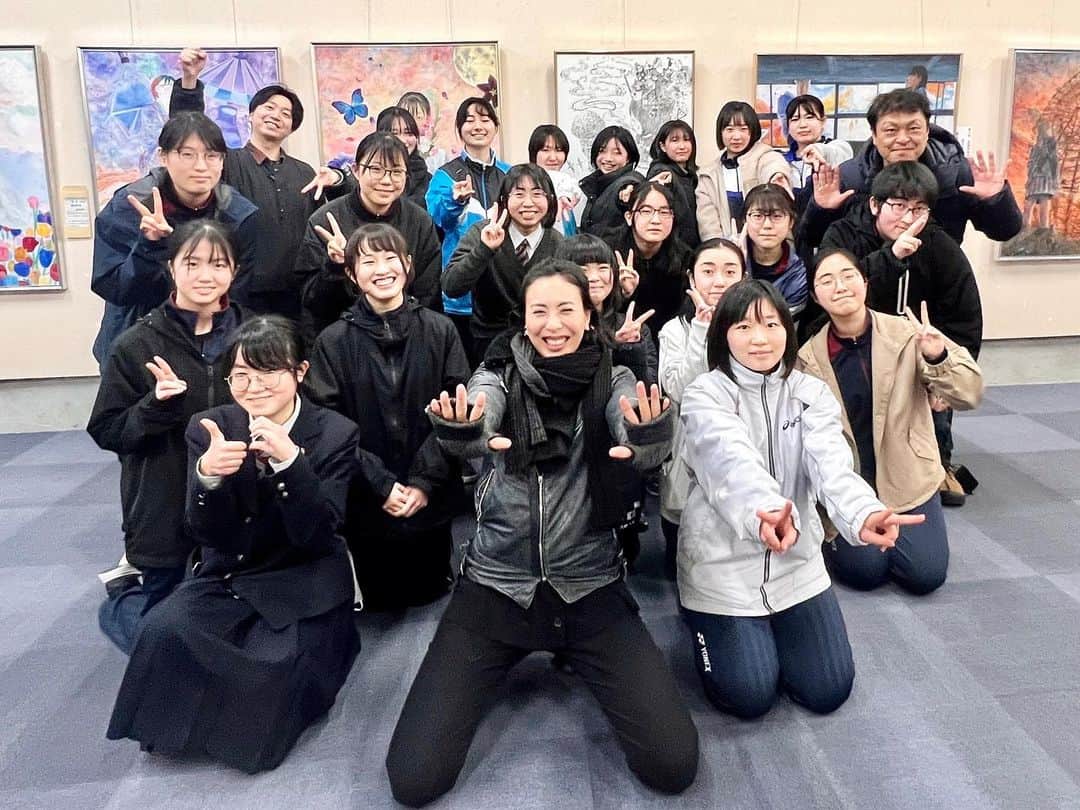 LOVEのインスタグラム：「「相馬の海沿い、雑草とかゴミとか綺麗にしたい」 「311のときだけニュースになるけどいつまでも被災地って呼ばれるの複雑」 「相馬の海で貝殻再利用したモビール作りたい」 「窓ガラスのない、相馬の海の景色がそのままアートなる(日本庭園みたいな)考え方でやりたい」 「砂時計とか」 「家、真っ青な家のオブジェとか」  まだまだあったね。 沢山自由な発想、ありがとうございました！  2校の美術部のみなさんと、色褪せない希望をどうやって未来に伝えようかな〜。  もらった声をどんな風に発展させられるか、プロにもいろいろ聞いてくるね！また新学期になったら会いにいくね！🌸🌸🌸  元気でね！  #相馬高校　#相馬総合高校 #SOMABLUEPROJECT」