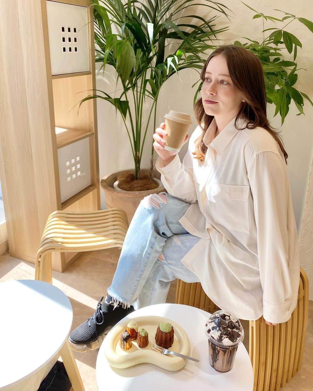 ドーキンズ英里奈のインスタグラム：「東京遠征終了👜 ここぞとばかりにカフェもご飯も 楽しんだので、どんどん載せる🤭  韓国セレクトショップ併設のカフェ🍰 カヌレがもっちもちで美味しかった♡  #solew #solewカフェ #新宿カフェ #韓国風カフェ #新宿御苑カフェ #pr #shinjuku」