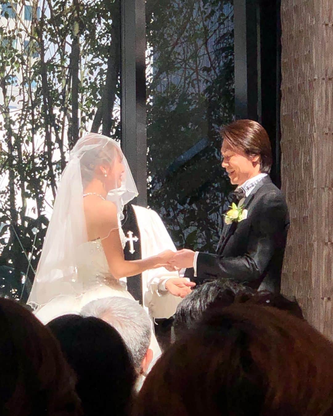 のインスタグラム：「2023.03.19 10年以上の付き合いの妹分 ちかえと仁さんの結婚式♡  挙式から参列させていただきました✨  ちーちゃん（ちかえ）のお父さんとお母さんの表情を見てウルウルしてしまう私は、ちーちゃんのお姉ちゃんみないな気持ち😭  ちーちゃんのお父さんが私の大ファンだと聞いてから、 （パパありがとう🥹） 姉のようにしたってくれるちーちゃんを見守ってきた☺️  悩み事があっても心のどこかで答えは決まっていて 真っ直ぐ芯の通ってるちーちゃん。  背中を押してあげることで前に進んで行って 自分のやりたい事を貫き通す強さ、すごいなぁって😄  羨ましいし尊敬しています。  自分のやりたいことを思う存分できるのは、理解してくれる両親、兄弟とちーちゃんを愛してくれるみんな、 そして ちーちゃんを大切に優しく包み込んでくれる仁さんのおかげなんだろうなぁと♡  みんなを愛していて みんなに愛される2人でいつづけてください✨  アットホームで優しい温かい時間でした♥️  これからも姉のように見守り続けていけたらいいなぁ♡  仁さん、ちーちゃん♡ 末永くお幸せに♡  ちーちゃんがちーちゃんらしくいさせてくれる仁さんに感謝✨✨  本当に本当におめでとう🎊  これからもよろしくね♡  #結婚式 #結婚 #ウエディング #happy #wedding #城咲仁 #加島ちかえ #じんちか #おめでとう #妹 #happyday #happywedding   #キンプトン東京 #kinptonshinjukutokyo  #anniversary」