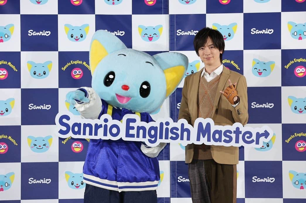 DAIGOのインスタグラム：「今日はサンリオの本格英語教材「Sanrio English Master」の 発売イベントに参加しました☺️  エンターテイメントと教育をかけあわせた“エデュテイメント”としてはじめて出した 0～8歳から楽しく英語を学べる教材です！  DVD、絵本などなど  キャラクターも可愛い！  娘も楽しそうで嬉しい😊  是非チェックしてみてください！！  ちなみに大人の僕も一緒に基礎から学んでます！    #サンリオ英語 #おうち英語 #娘が昨日覚えたのは #スネイク #snake」