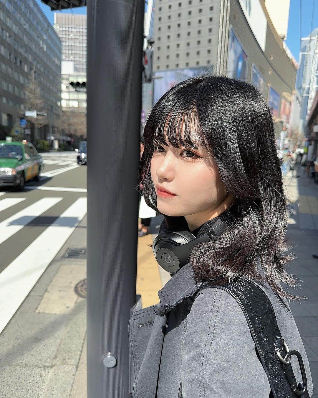 土光瑠里子のインスタグラム：「天気が良すぎました、　　  イヤホンとヘッドホンで音の聞こえ方違う、どっちも好き  気分で日替わり🐈‍⬛  #fashion #ヘアケア　#暗髪　#ランチ　#美容　#japanesegirl」