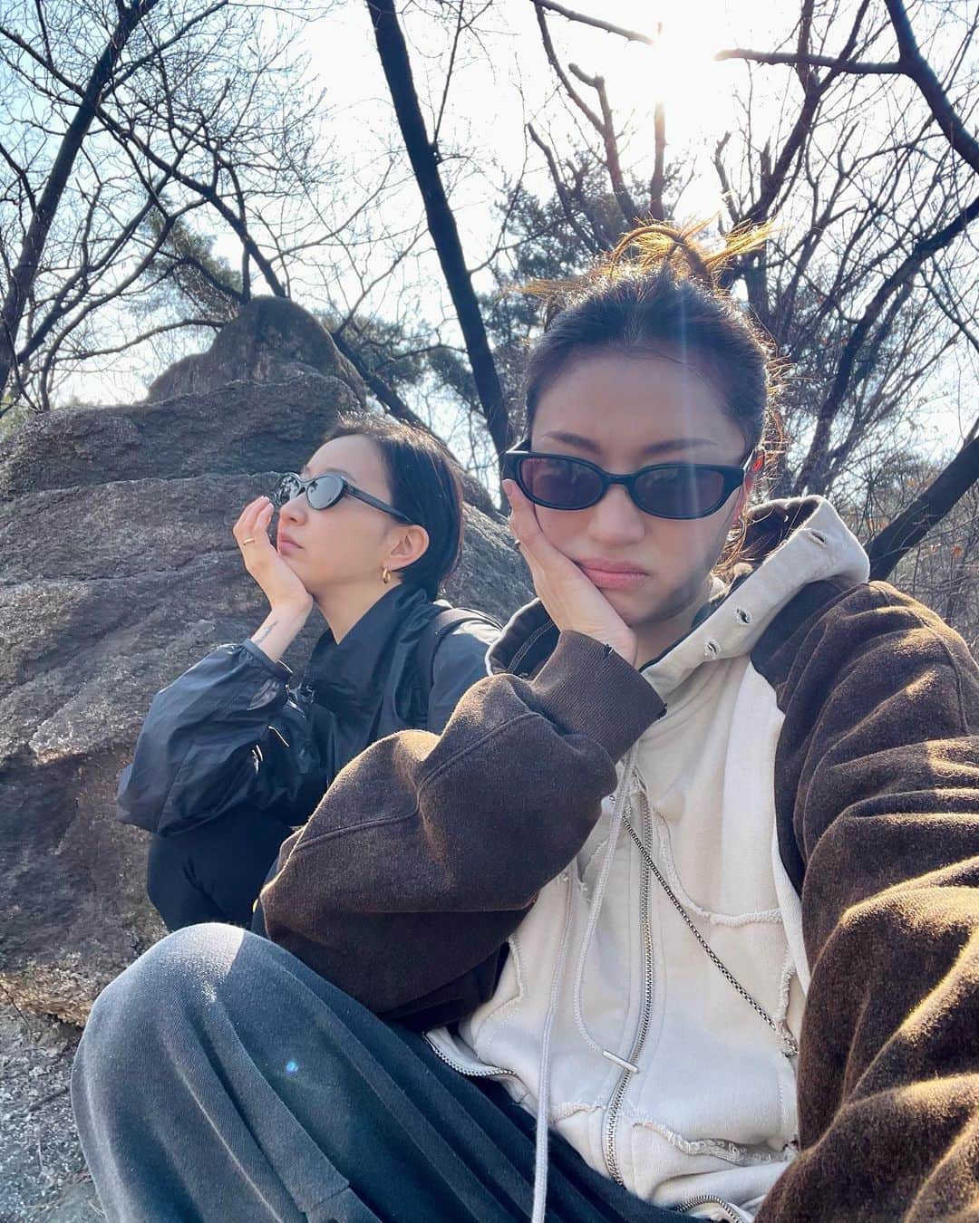 パク・ソラのインスタグラム：「다음엔 등산만 해요 우리..하 속아파🥲」