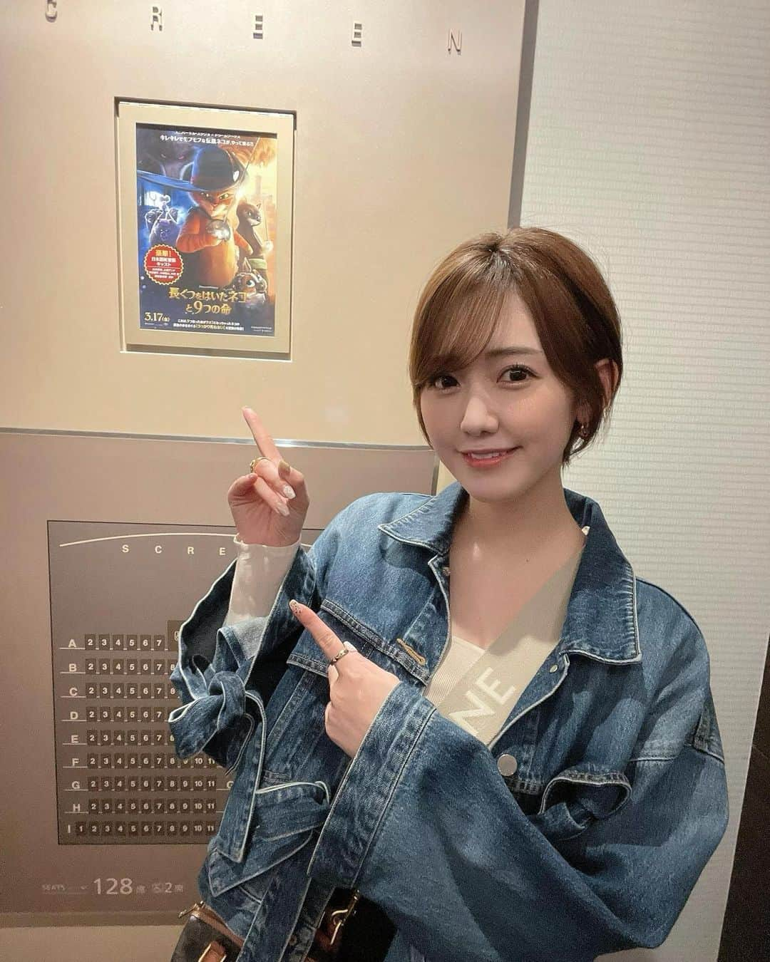 中村比菜のインスタグラム：「長ぐつをはいたネコと９つの命をまみんごと見てきたよ🎬  ネコ派はもちろん、犬派の人も楽しめる映画でした！🐶  ご主人に何度も捨てられてしまって、それでも元気で優しい孤児犬のわんこが本当に可愛らしかった…💗  家族愛もあって、涙が出そうになるシーンが何度もありました❣️  声優陣が豪華なので、次は日本語吹き替えで見たいです❣️  #キレもふ長ぐつネコ  #長ぐつネコ  #ドリームワークス  #PR」