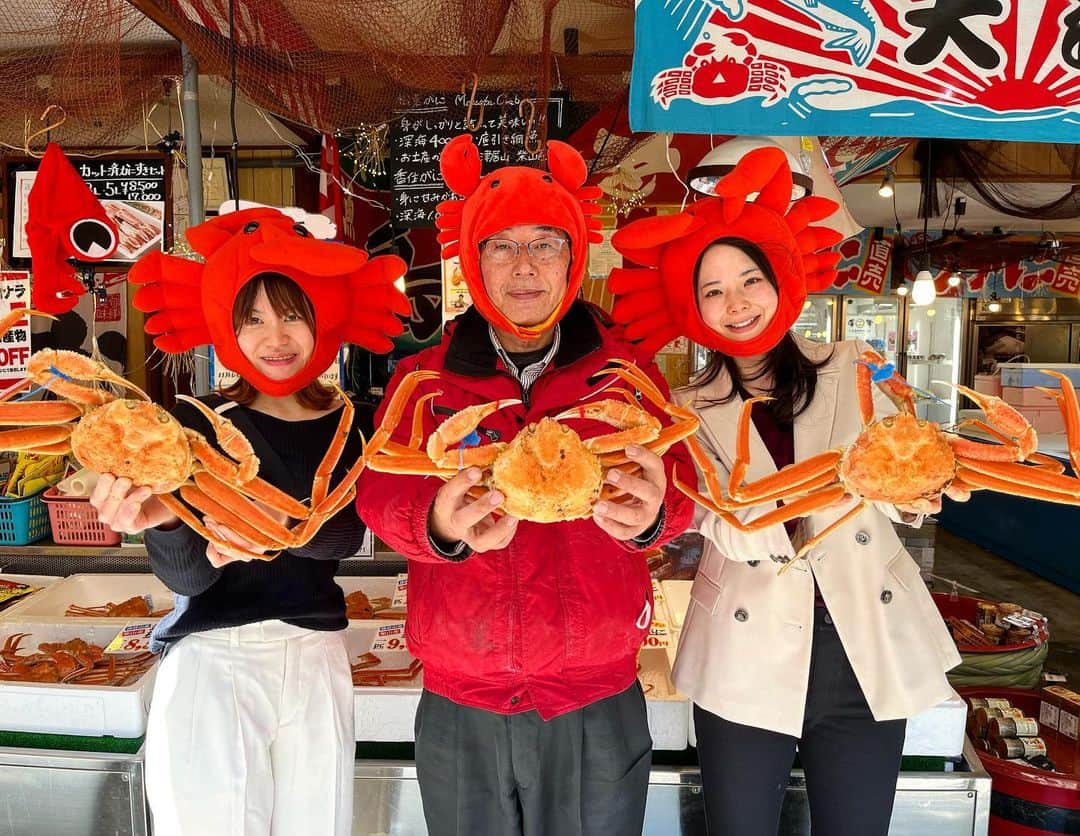 朝市広場さんのインスタグラム写真 - (朝市広場Instagram)「ピアニスト2人がご来店🤔  ガチな人たちです🤓 登山も楽しむパワーありました⛰  最後は大将とパチリ📸 ありがとうございました♪ 来年お待ちしております！！  #かに #松葉がに #松葉ガニ #セイコガニ #せこがに #香箱がに  #かに刺し#かにすき #焼きガニ #柴山がに #津居山蟹  #カニ女 #かに好きと繋がりたい #カニ男 #かに料理 #城崎温泉街 #城崎温泉  #湯楽#朝市広場 #カニと撮影できます #カニスタグラム #全国宅配 #通販可能 #ネット通販 #japan #kinosaki #trip #crab #youtube」3月20日 15時34分 - matsubagani_asaichihiroba