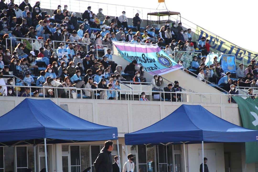 國領一平のインスタグラム：「レイラック滋賀になって初めてのホームゲーム⚽️ 1300人を超える方が来場してくださいました。  滋賀県・東近江市にサッカーチームがある、そこでプレーできる幸せを再度確認しました！  スクール生も地域の子供達も沢山観に来てくれました！プレーでも魅せれるように頑張りたいと思います💪  引き続き応援よろしくお願いします！」