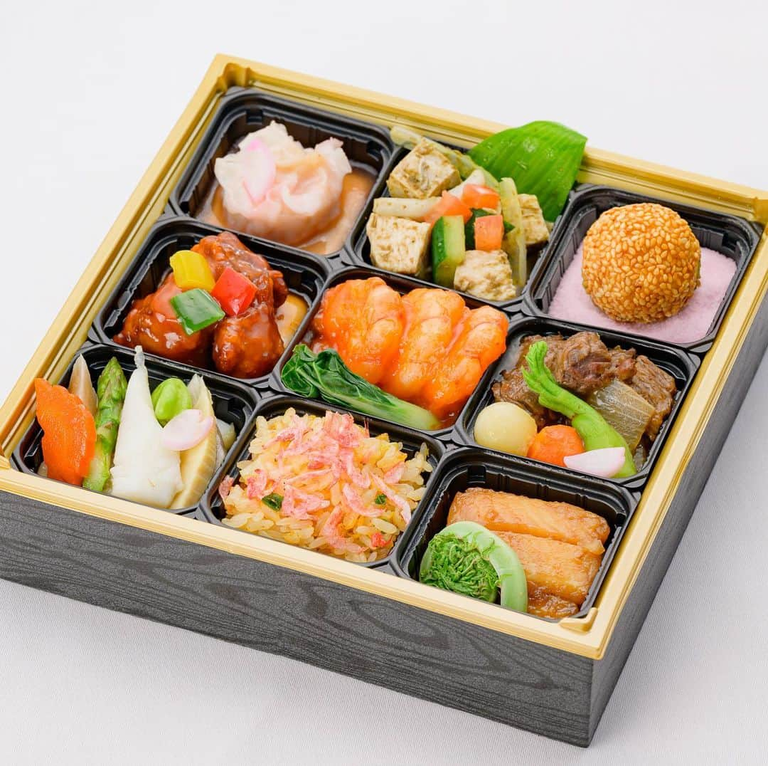 ホテルキャッスル　HOTEL CASTLEのインスタグラム：「【春のお花見弁当】ご予約受付中🍱🌸  秋に即完売した人気の弁当が内容をリニューアルしてこの春再登場❗️  今年は櫻果林特製の《春のお花見弁当》を持ってお花見に行きませんか？  中国料理の定番でファンも多いエビチリや酢豚の他に、 旬の食材を使用したスペシャルメニュー。 少量ずつ９品楽しめるお弁当はランチにもお酒のお供にも最高です。  要予約、数量100個の限定販売です。 ご予約はお電話または下記URLよりいただけます💁‍♀️ https://forms.gle/6dKdwqKHyZkbt8PJ9  ◆春のお花見弁当　3,500円（込） 〔3日前までの要予約、テイクアウト限定商品〕  #ホテルキャッスル #ホテルキャッスル山形 #テイクアウト #テイクアウト弁当 #お花見 #お花見弁当 #さくら #🌸 #山形観光  #山形テイクアウト #テイクアウトグルメ #おでかけ」