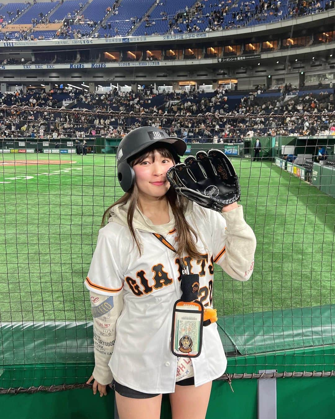 藤本有紀美のインスタグラム：「2023/03/19 東京ドーム🏟⚾️ ジャイアンツvsファイターズ オープン戦いってきました🧡💙  念願の初！エキサイトシート🥺🙌 見たいところがたくさんありすぎて大忙し！笑 ビールのむひまなんてなくて めずらしく全然飲まなかった😇🍻笑  とにかく選手のプレーを選手と同じ目線で1番近くでみれて大感動でした🥹👏👏  #東京ドーム #オープン戦  #巨人 #ジャイアンツ  #日本ハムファイターズ  #⚾️」