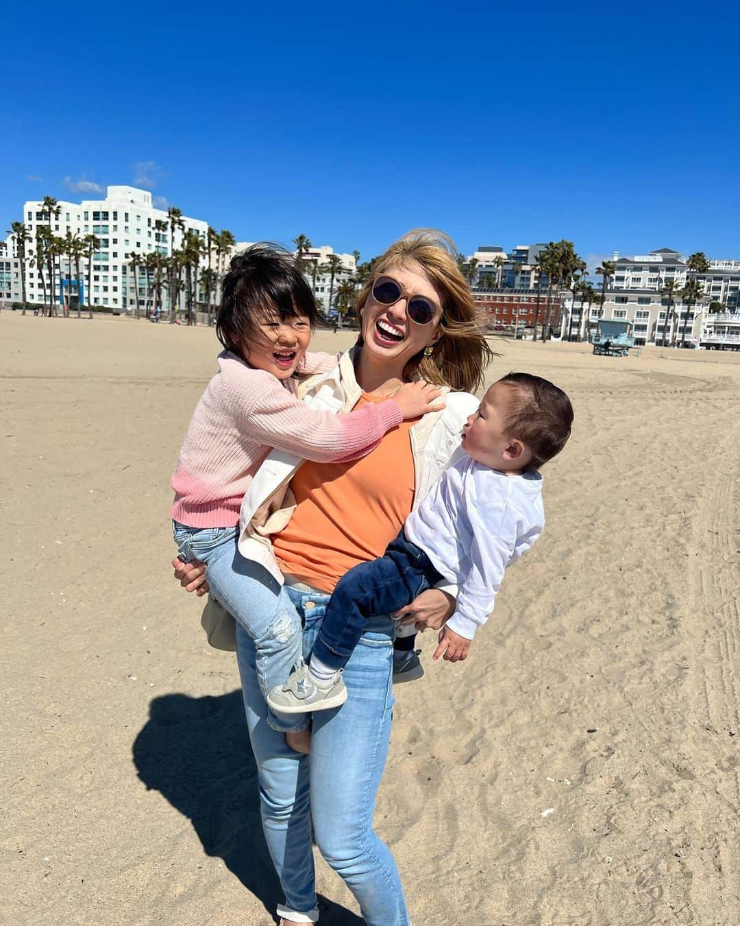 吉田ちかのインスタグラム：「Look how blue the sky is!!  LA was a lot chillier than it looks here, but glad we got to have a little fun on the beach!   Hope to be back when we can run around in our swim suits😆  この青空！ 見た目よりだいぶ寒かったけどw ちょっとだけでもビーチで遊べて良かった❤️次来る時は水着ではしゃげるぐらい暖かいといいな😆  #いつまでできるかなこの2人抱っこポーズw  #冷たい風が吹いてきた時のクローバーの顔😂  #losangeles #ロサンゼルス #santamonica  #サンタモニカ #familytrip  #子どものいる暮らし  #子連れ旅行」