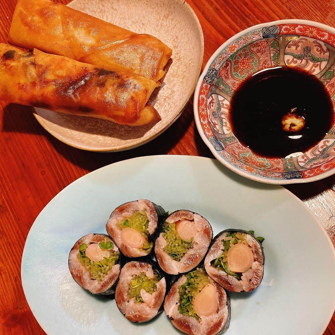 谷口菜津子のインスタグラム：「最近の晩酌  ・鰯の海苔巻き、海苔とチーズの春巻き  ・家のオーナーさんがくれたふきのとうと、買ったタラの芽なのどの天ぷら  ・鰯の酢漬けと蒸したじゃがいものサラダ  ・とんかつとしらすおろし  ・ホワイトアスパラガスにチーズとオリーブオイルと卵黄乗せたやつ  ・春野菜と鶏肉の洋風煮込み、鯛の新生姜和え、茹でたじゃがいもをみりんとバターと醤油でに絡めたもの  ・サーモンのミキュイ、去年の「四季dancyu春」より有本葉子先生のハーブとチーズのフリッタータとエビとオレンジの一皿  ・手打ちパスタのマッシュルームクリーム和え、キョフテっぽいラムハンバーグ」