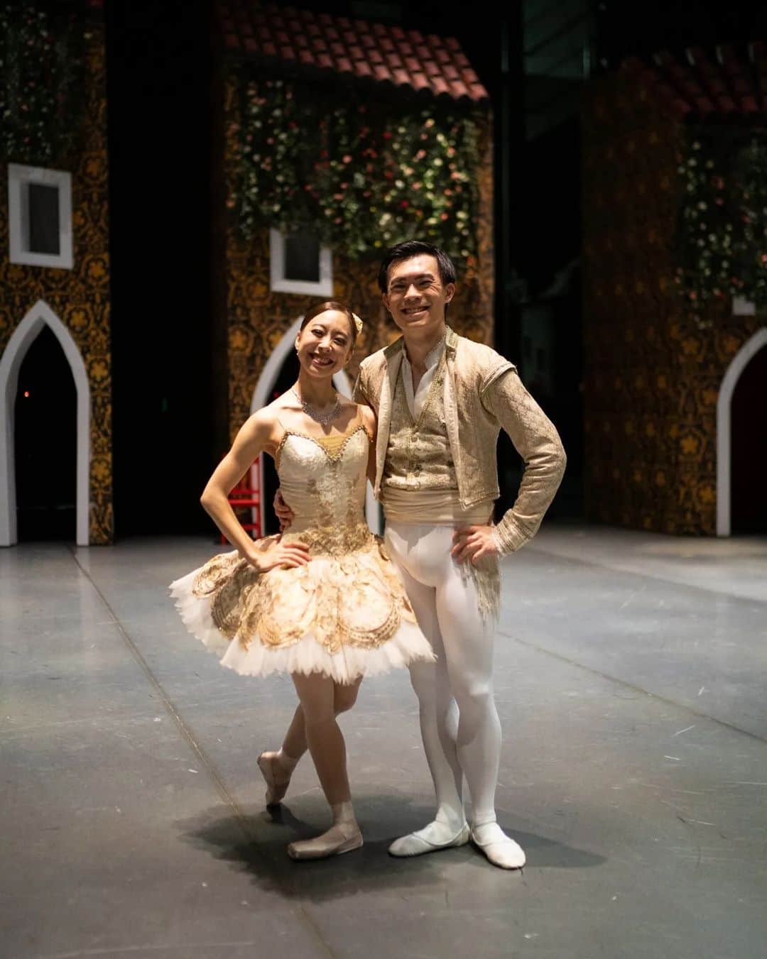 峯岸伽奈のインスタグラム：「.  .  .  🌹Don Quixote 2023 🌹  I'm grateful to all the people who have supported me🥺  @singaporeballet  My basilio @kevinzomg was absolutely awesome for his big role debut. I had a great time with you in these 2 months🧡  📹1:our first show (debut feeling✌️) 📹2:our second/last show (burned out❤️‍🔥)  .  無事にキトリデビューが終わりました！  この役と向き合い、自分なりのキトリを研究し、 苦手部分ではたくさん落ち込んだし、 舞台上ではバプニングもあったけど、 パートナーともかなり良い関係を築けてこれて、 総括して  “楽しかった”　  の一言に尽きる😉  この文章を書くのにも、思い返すと なぜだか分からないけど、色々な感情が押し寄せて、涙が出てくるという涙腺崩壊状態。  本当に周りの方々への感謝も止まらないです。  まだまだたくさん写真があるので、日々アップしていきます✌️  #Singaporeballet #ballerinalife #donquixote #grateful  #バレリーナ #バレエダンサー」