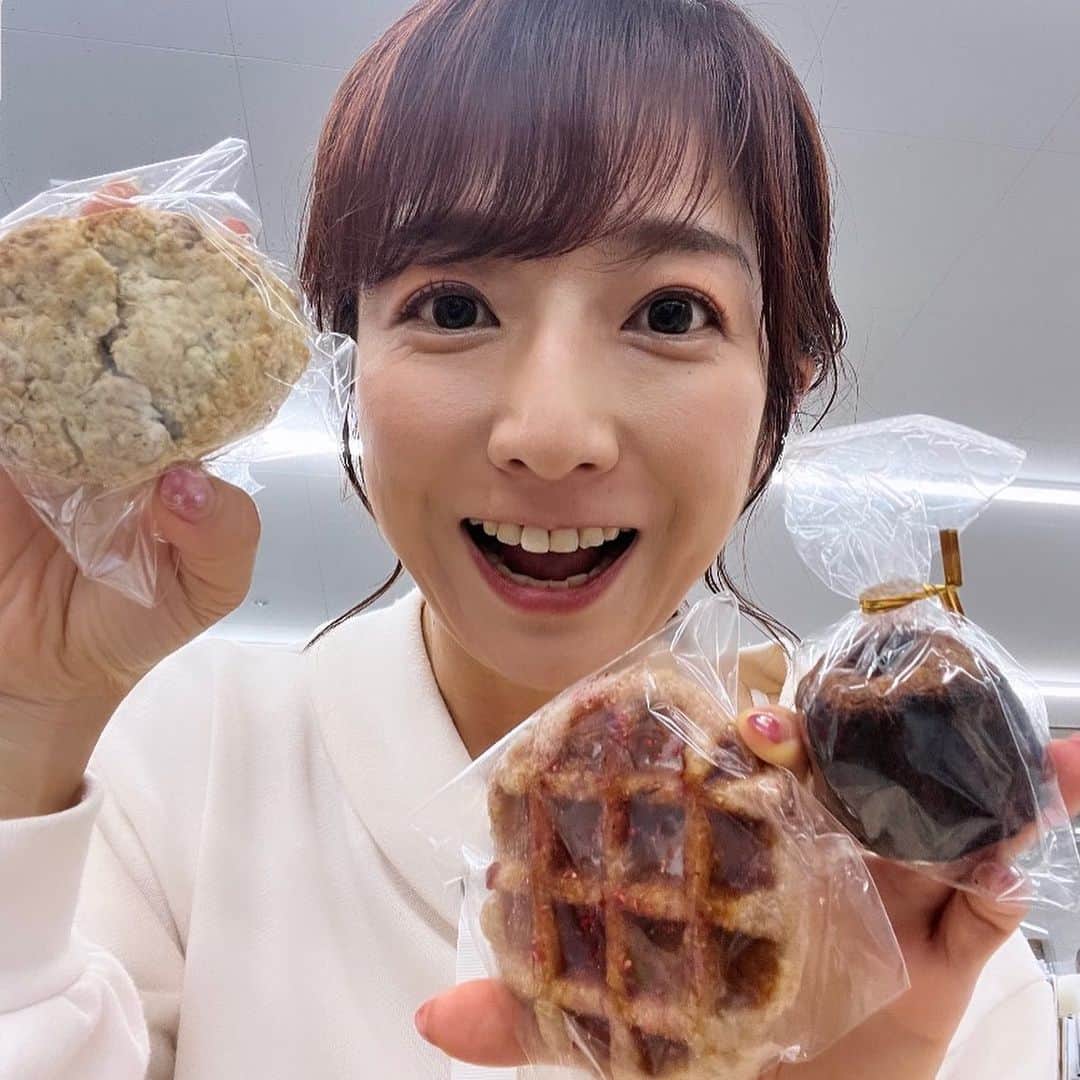 のインスタグラム：「ヴィーガンスイーツのお店を見つけました！ 先月オープンのARTESTAND✨  ワッフルやスコーン、カヌレなど 動物性の食材を使わず、全て植物性の材料で作られたスイーツたち✨  オートミールを使っていて、食べ応えも抜群！  からだに優しい美味しいスイーツとこだわりのドリンクで幸せ気分☺️✨  道産の食材を使ったジャムも美味しそうでしたよ！  ノーベル賞授賞式の晩餐会で出されるという紅茶「セーデルブレンド」の華やかな香りにもうっとりしました☺️  いろいろと味わってみてください✨  #ALTESTAND  (@artestand.sapporo ) 札幌市中央区北4条西25丁目2-11  #ヴィーガン #エシカル #ヴィーガンスイーツ #ワッフル #スコーン #カヌレ #札幌スイーツ #西28丁目スイーツ #セーデルブレンド #HBCラジオ #朝刊さくらい #彩の街角ネクストフォーカス でご紹介」