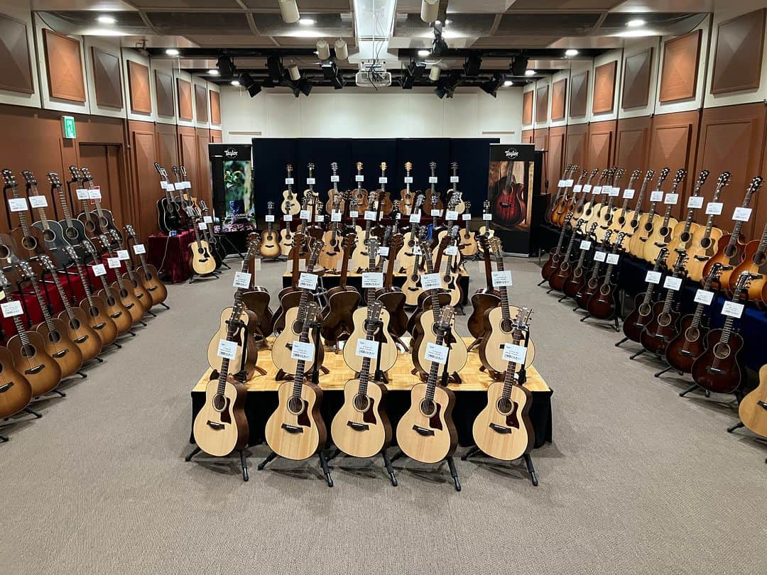 山野楽器さんのインスタグラム写真 - (山野楽器Instagram)「『Taylor Guitars BIG SALE』 日時：3月17日(金)～25日(土) 平日11:00～19:30　土/日/祝 10:30～19:30 ※3月25日(土)最終日は18:00閉場 会場：銀座本店 7F 特設会場  Taylor Guitarを選ぶならこの9日間！！ 3月17日(金)～25日(土) 銀座本店にて 『Taylor Guitars BIG SALE』 を開催！! 総展示本数は圧巻の200本、人気の定番モデルから特別にオーダーしたカスタムモデルまで、会場限定の大特価品も多数ご用意。あわせて36回払いまでの無金利キャンペーンも実施いたします。気になっていたあのモデルをお得に手に入れるチャンスです！！  詳細は→https://www.yamano-music.co.jp/information/10604/  #Taylorguitars #アコギ #銀座 #山野楽器 #セール #特価 #ギター #テイラー #ギター女子  #ギター好き」3月20日 16時34分 - yamano_music