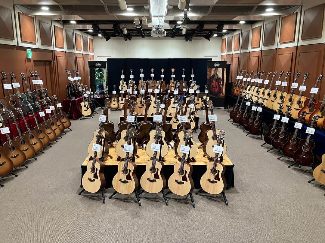 山野楽器のインスタグラム：「『Taylor Guitars BIG SALE』 日時：3月17日(金)～25日(土) 平日11:00～19:30　土/日/祝 10:30～19:30 ※3月25日(土)最終日は18:00閉場 会場：銀座本店 7F 特設会場  Taylor Guitarを選ぶならこの9日間！！ 3月17日(金)～25日(土) 銀座本店にて 『Taylor Guitars BIG SALE』 を開催！! 総展示本数は圧巻の200本、人気の定番モデルから特別にオーダーしたカスタムモデルまで、会場限定の大特価品も多数ご用意。あわせて36回払いまでの無金利キャンペーンも実施いたします。気になっていたあのモデルをお得に手に入れるチャンスです！！  詳細は→https://www.yamano-music.co.jp/information/10604/  #Taylorguitars #アコギ #銀座 #山野楽器 #セール #特価 #ギター #テイラー #ギター女子  #ギター好き」