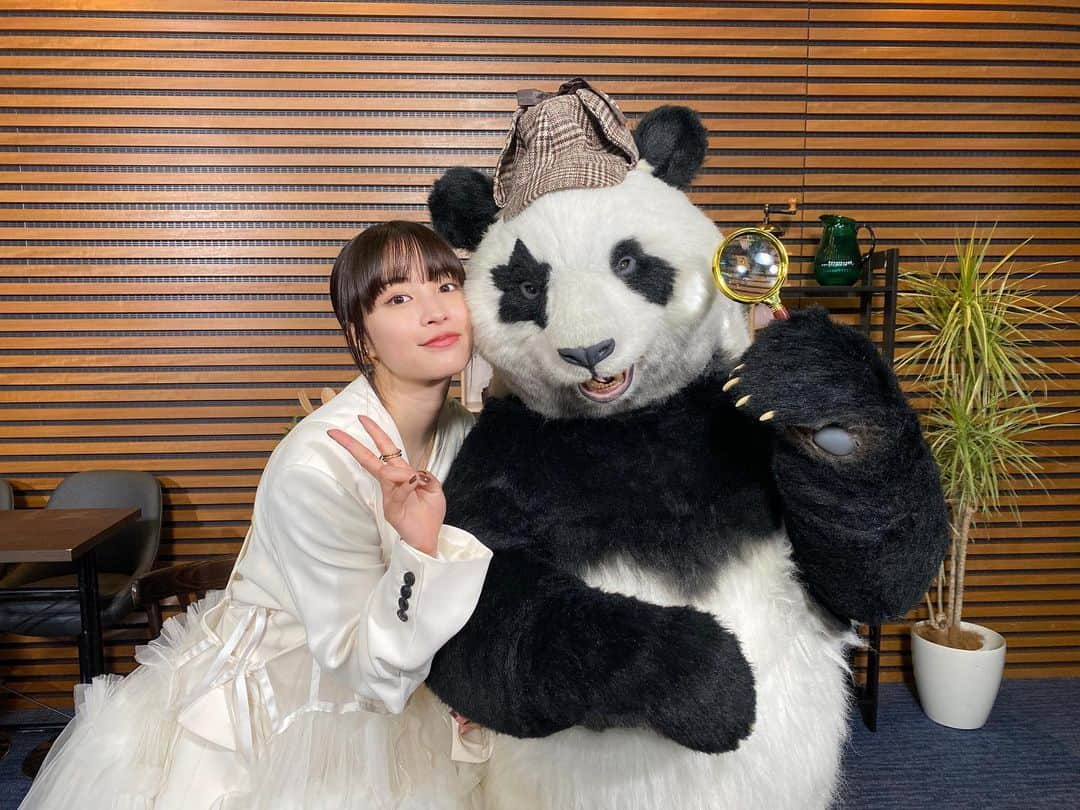 星星（セイセイ）さんのインスタグラム写真 - (星星（セイセイ）Instagram)「🕵️🔍🐼🔎 #映画ネメシス #コラボWEEK❣️ .  今週の #ベラベラENGLISHは ...💯 #映画ネメシス コラボスペシャルWEEK🐼🫶  ／ 🌟Have a rocking time 🌟最高な時間を過ごしてね🌸 ＼  #広瀬すず さん...!!🐼🫶 お久しぶり❣️会いたかった〜🌻 舞台挨拶の情報、しっかり仕入れてますよ🫣#探偵の格好してきた  明日は誰に会えるかなあ？😏🔍 . #星星 #パンダ #panda #pandagram #パンダ好きな人と繋がりたい #ZIP!」3月20日 16時40分 - seisei_panda