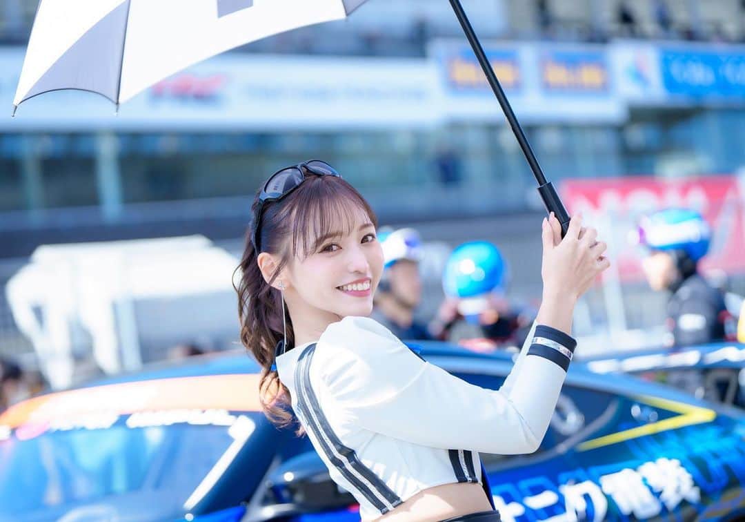 引地裕美のインスタグラム：「スーパー耐久 開幕戦  in 鈴鹿🦌🎡  2日間ありがとうございました🫶🏻  決勝はレース終盤にクラッシュがあり、赤旗中断のままレースが終了となりました。🥲  Mobil1のサポートチームは スーパー耐久初参戦となる 20号車 ナニワ電装TEAM IMPUL Z🏎✨  クラス7番手スタートし、 クラス5位でフィニッシュ！🏁 みなさん沢山の応援ありがとうございました🖤  コロナ前に戻りつつあるサーキットはファンのみんなピット裏で会えたり、お話ししたりとても楽しかったです🪄  次戦のS耐は富士24h🏎🗻✨  引き続き20号車 ナニワ電装 TEAM IMPUL Zの応援よろしくお願いします！  そして私たちMobil1レーシングサポーターズ2023の応援もよろしくお願いします🫰🏻  #UMine #japanese #japanesegirl #일본 #costume #レースクイーン #rq #モータースポーツ #motorsports #mobil1 #mobil1レーシングサポーターズ #ナニワ電装 #teamimpul #nissan #フェアレディz #s耐 #鈴鹿サーキット」