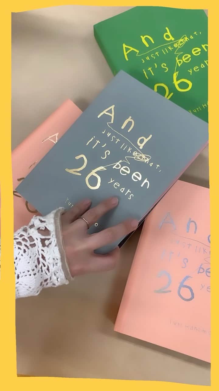 花盛友里のインスタグラム：「つ、い、に！！ 出来上がった！！！！！ 自費出版で作った26年分の写真の集大成！！  感無量すぎて言葉になりません😭😭😭🌙🌙🌙🌙  最後の製本の作業も一つ一つ手作業。。すごすぎる、、。今回初めて、印刷、箔押し、製本まで立ち会いさせてもらってこんなにもたくさんの人たちが私のために動いてくれるのかと何度も感動しました。。。  何より一緒に作ってくれたデザイナーのかすみさん、本当に本当にありがとうございました、かすみさんがいなかったら当たり前だけど出来上がらなかった。。こんなにも私の写真を（何万枚もあるのに！！！）きちんと見てくれて、あーでもないこーでもないとたくさん考えてくれて、他の仕事もめっちゃくちゃ忙しいのに1ミリも妥協せずに一緒に考えてくれました。 出会えたことに感謝すぎる！！！！  3/28からの個展で発売開始します。個展のあとは私のオンラインショップで販売します。  自費出版の写真集を置いてくれるような書店さんにも置いてもらえたらなぁって思ってるのでそれが叶った時にはまたお知らせさせてくださいませ🤍  とにかく本当に素敵な一冊になりました、表紙は5種類だよー！！早くみてもらいたい！！！  花盛友里写真集 “Just like that, it has been 26 years” ¥7,700-（税込）」
