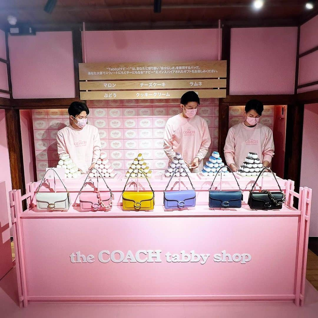 外村美姫さんのインスタグラム写真 - (外村美姫Instagram)「コーチ（COACH）ポップアップイベントへ!! 「the COACH tabby shop（コーチ タビー ショップ）」 原宿でお花見が出来るよ～!!インスタ投稿でお団子のプレゼントも。  ワンコはバッグインで同行する事が出来、カフェマットで外では撮影も可能だそうです。春のおでかけに。ピンクの世界を満喫!!  #コーチ #COACH #theCOACHtabbyshop #コーチタビーショップ #Tabby #タビー #コーチタビー #InMyTabby #CoachJapan #Popupshops #お花見 #原宿 #harajyuku #外村美姫 #チワックスティファニー #ポップアップショップ #犬との生活 #犬のいる生活 #わんこのいる暮らし #親子コーデ #サルヴァトーレで春気分   #桜 #お団子 #さくら #サクラ #春 #spring #sakura #pink #ピンク」3月20日 16時40分 - mikitonomura