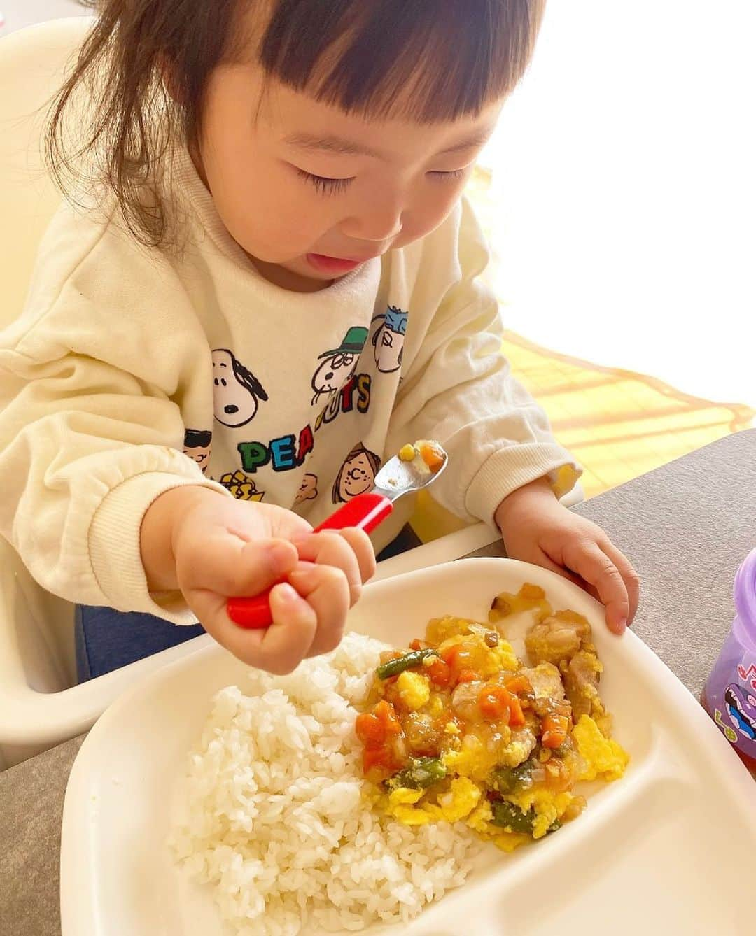 Saoriのインスタグラム：「👶🏻冷凍幼児食「Kidslation」のご紹介👧🏻 家事・育児・仕事に忙しいママ・パパを応援する1歳半～​6歳向けの冷凍幼児食品♫  レトルトって野菜やお肉がちょっとしか入ってないイメージだったけど、これはマジでゴロゴロ野菜やお肉やお魚が入ってる🙌❗️❗️ 離乳食終わって普通に大人と同じ物あげてたけど味も濃いしちょっと罪悪感あったり…😥 たまにこー言う冷凍幼児食あったらママも楽やし安心よね💗 味見したけどめっちゃ美味しくて娘も一瞬で完食してたよ😂👍 かなりボリュームあるんだけど🤔✨  「忙しい日々の中でも、罪悪感なく、​もっと子どもとの時間を確保し、​密接な関係を築くことができる家庭を増やす」 ​株式会社パッチワークキルトの現役子育てパパが、冷凍幼児食「​Kidslation」を開発したらしい✨✨  【特徴】 ★1歳半～6歳に向けにした「冷凍幼児食」 ★チンしてすぐに出せるからラクチン！ ★全ての商品に野菜が5種類以上！食べやすい固さ・​大きさに調整済み！ ★保育園の管理栄養士監修！   【お得なクーポンコード】instagift03  購入時に300円OFFになるお得なクーポンも是非利用して、​この機会にお試しください🌸 ※有効期限2023年3月31日まで   購入は【公式】 @kidslation のプロフィールTOPのURL、もしくはhttps://​kidslation.jp/にアクセスださい！   #pr #kidslation #幼児食 #幼児食レシピ #こどもごはん」