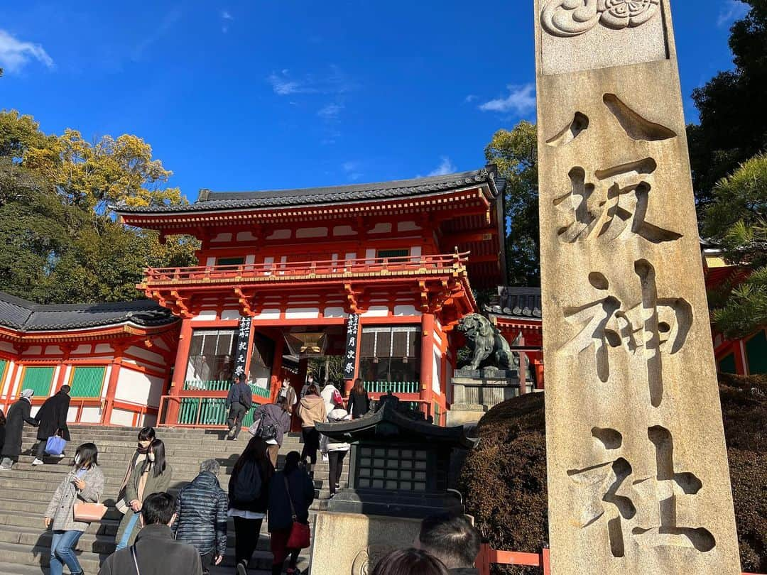 坂口和也のインスタグラム：「八坂神社→清水寺⛩ 修学旅行でも通ったはずの道のりなのにほとんど覚えていませんでした笑  大人になって、 これが清水の舞台か‼️という感覚です✨ 天気にも恵まれて素晴らしい景色と共に、隠れてスライム？も居ました🙆‍♂️ #京都 #京都観光 #旅 #八坂神社 #清水寺 #清水の舞台」