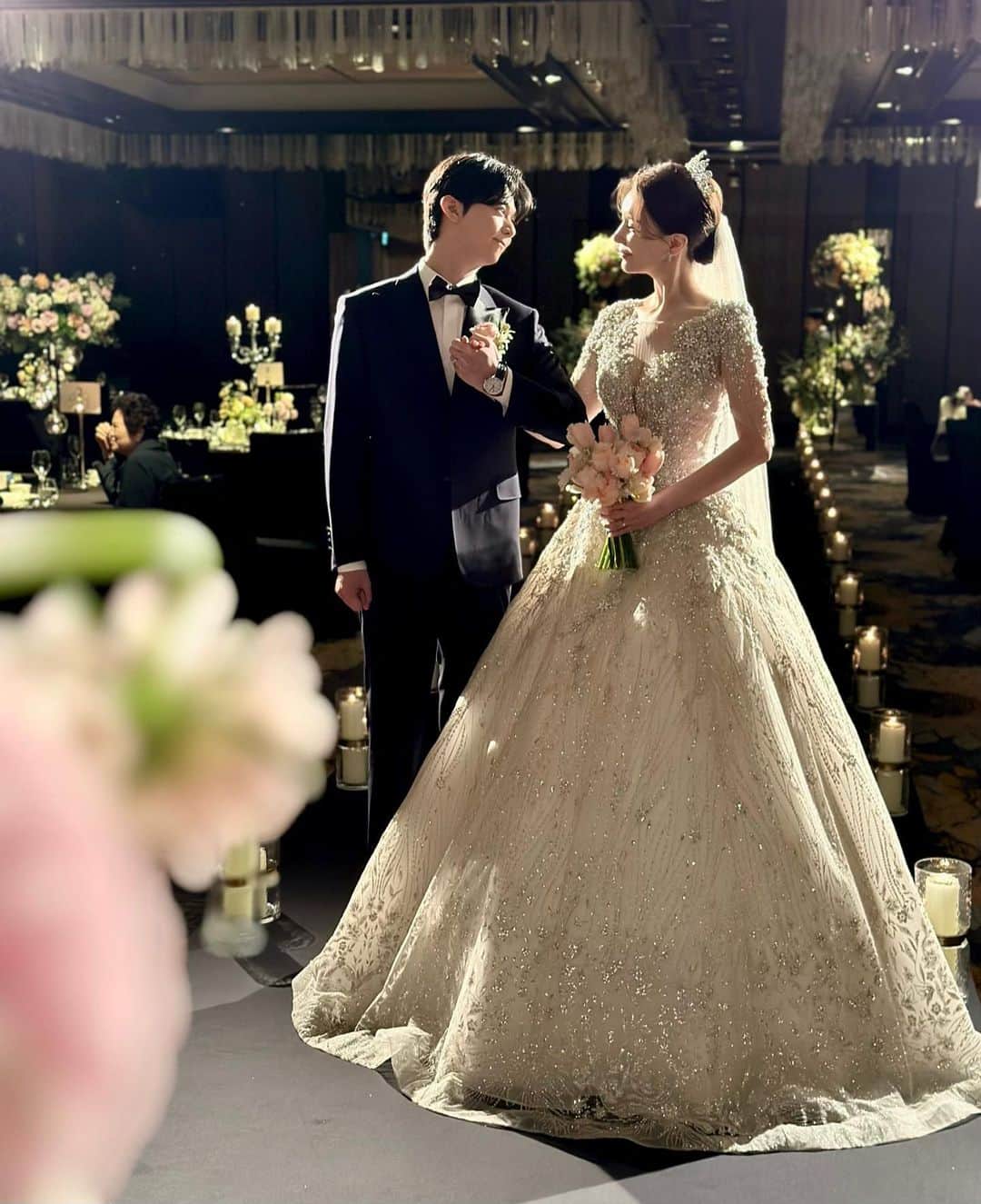インソクのインスタグラム：「⠀ 1년간 준비했던 결혼식이 무사히 끝났습니다🙏🏻 많은 분들이 오셔서 축하해 주셨기에 더욱더 뜻깊은 시간들이 였습니다~!!  와주신 분들 진심으로 감사합니다🙇🏻‍♂️ ⠀  無事に結婚式が終わりました 日本から来て下さって皆様本当にありがとうございました。  𝑽𝒆𝒏𝒖𝒆 #포시즌스호텔서울 @fsseoul  𝑯𝒂𝒊𝒓 𝒎𝒂𝒌𝒆-𝒖𝒑 #라메종뷰티정언원장님 @jungun_ssam 𝑩𝒐𝒖𝒒𝒖𝒆𝒕 #이슬이네 @leesleine 𝑺𝒖𝒊𝒕 #수트패브릭청담 @suitfabric_official 𝑺𝒏𝒂𝒑 #소울페이지 @soulpage1  #ShareMyFS #weddingday #본식스냅 #웨딩스냅 #결혼식 #💍 ⠀」