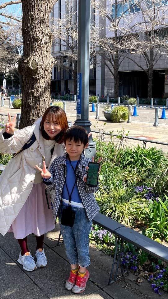 清野紗耶香のインスタグラム：「こーたが私達を撮ってくれようとしたのはいいのだけれど…  🤦🏻‍♀️🤦🏻‍♂️🤦🏻‍♂️🤦🏻‍♂️🤦🏻‍♂️🤦🏻‍♂️🤦🏻‍♂️🤦🏻‍♂️  優しい方がたくさんで 皆さん「写真撮ってるんだな〜」って感じで止まってくださり こーたは掛け声もなくて笑、 いつ撮ってるのか分からなく… その間、皆さんずっと止まってくださって……💦  それなのにお姉さんが「一生懸命撮ってる〜かわいい〜」 と言ってくれたり優しい世界だった…  申し訳無くて、私は笑いが止まらない状態になりつつも 「お気になさらず通ってくださいどうぞどぅぞ！」 とか言ってたんだけど、 写真を拡大したら思ったより夫が苦笑いしてた😂  優しい皆さんにサチアレ🥹🫶🤲🏻❤️‍🔥  #まめちょびん #7歳 #7歳男の子  #こどもとおでかけ #みなとみらい #山下公園 　 #minatomirai #yamashitapark #myガーデンネックレス横浜 #花が好き #小学2年生  #コドモデイズ #親バカ部」