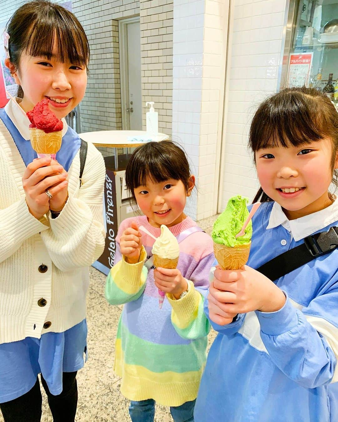 はれママキッズさんのインスタグラム写真 - (はれママキッズInstagram)「この前お休みの日にジャンプショップ＆アイス屋さんに行ったときの一コマ📸 大好きなジャンプショップでそれぞれ好きなものをゲット😍 その日の様子はショート動画で出しているので、ぜひ見てくださいね✨   #おでかけ #Youtube #子育てグラム #子育て日記 #子育て #子育てママ #はれママ #はれママキッズtv #さあやちゃんねる #vlog #ジャンプショップ #ワンピース #onepiece #ヒロアカ」3月20日 17時00分 - haremamakidstv