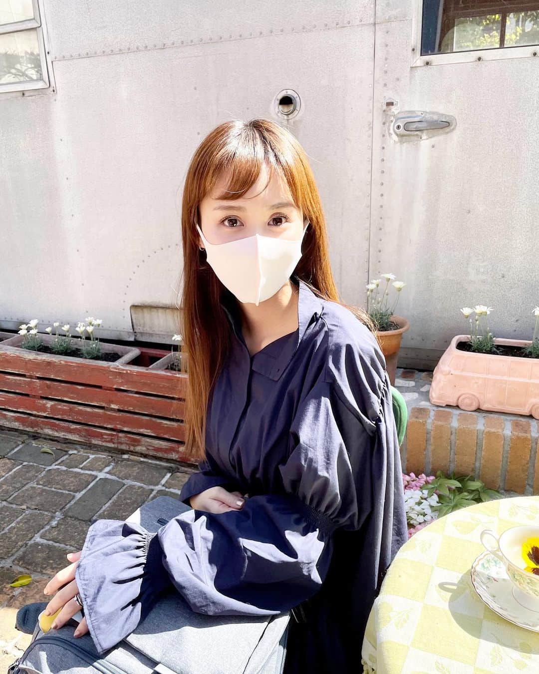 宮内ひかるのインスタグラム：「@shiro_no_sakura_  さんの マスク😷カラーはサクラ🌸  UVカットもできて肌負担もなく使えてヒアルロン酸配合◎  👶との公園ライフにも活躍🎶  全身に使える美白ミストは 首にシュッてするのがお気に入り🫧 ブルーライトカットもできる優れもの。顔にも身体にも積極的に使いたい☺️  Thankyou @shiro_no_sakura_   #シロノサクラ #shironosakura #シロノサクラ化粧水 #shironosakura化粧水 #水芭蕉」
