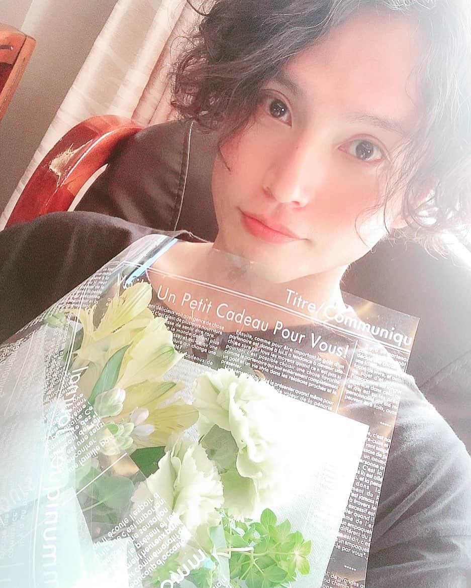 友常勇気のインスタグラム：「Finished‧˚₊*̥(∗︎*⁰͈꒨⁰͈)‧˚₊*̥ 無事クランクアップしましたぁー☺️🎉 素敵なスタッフさん、キャストさんに出会えたこと、支えて頂けたこと、 本当に感謝です😭✨✨✨ ありがとう御座いました❕ 諸先輩方とも沢山お話しさせて頂き、 もう毎日ドキドキの連続でした😂 情報解禁は少し先になります😉 お楽しみにーー🤗🎊🎊 #友常勇気 #撮影  #クランクアップ #情報解禁 #お楽しみに  p.s  もうビール飲みたい気分🤣 そして、写真盛れた。笑 #ビール #飲みたい #夕方5時 #笑笑  #そして #写真盛れた #笑」