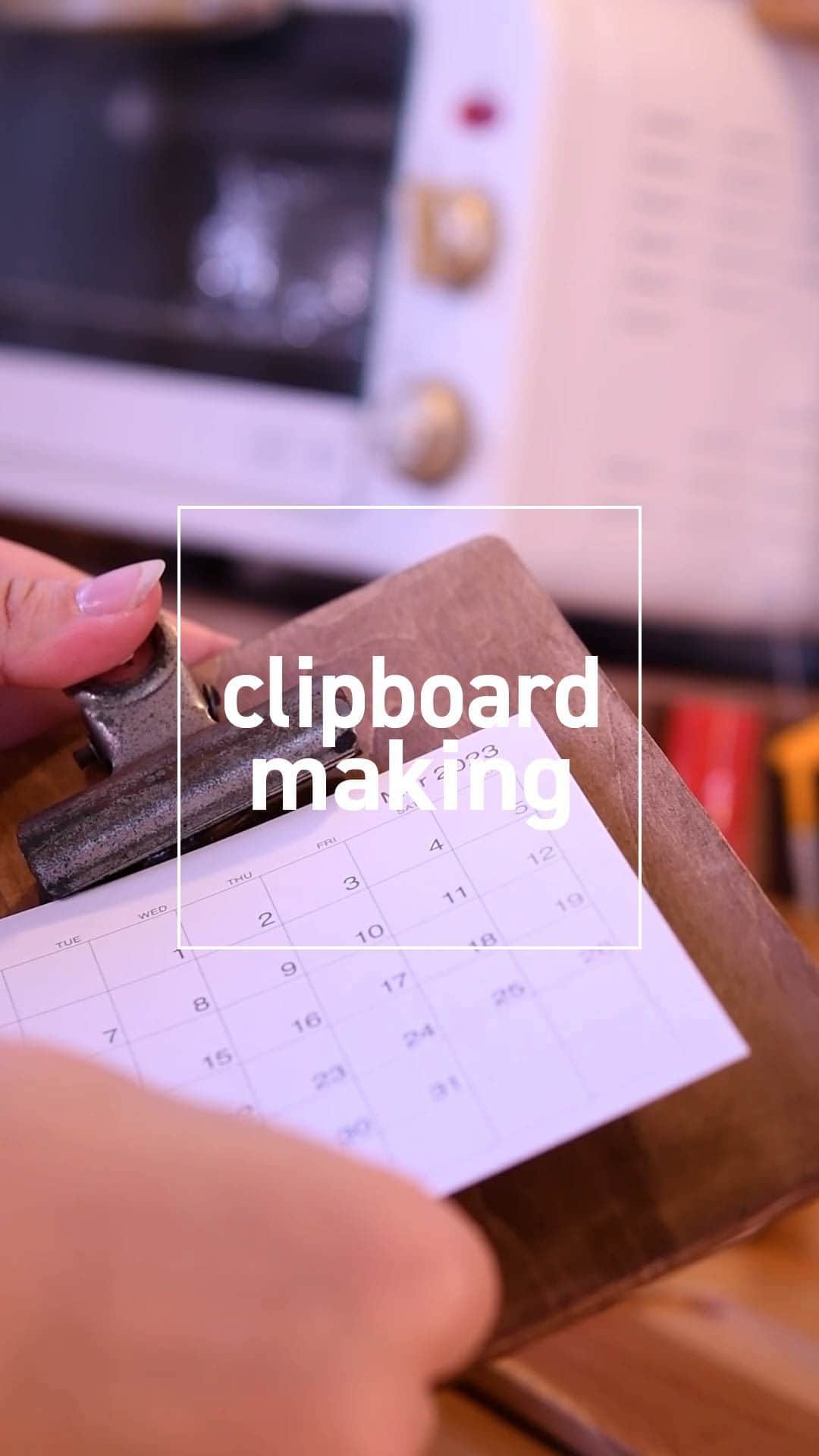 かっぱのインスタグラム：「クリップボード作り📋  #古道具 #目玉クリップ #クリップボード #無印良品 #diycrafts #diy #ターナー #アンティークワックス  --------------- 手作りキャンドルの販売をしています🛒 プロフィールのリンクからぜひ覗きにいらしてください☺️ @kappa_83 ---------------」